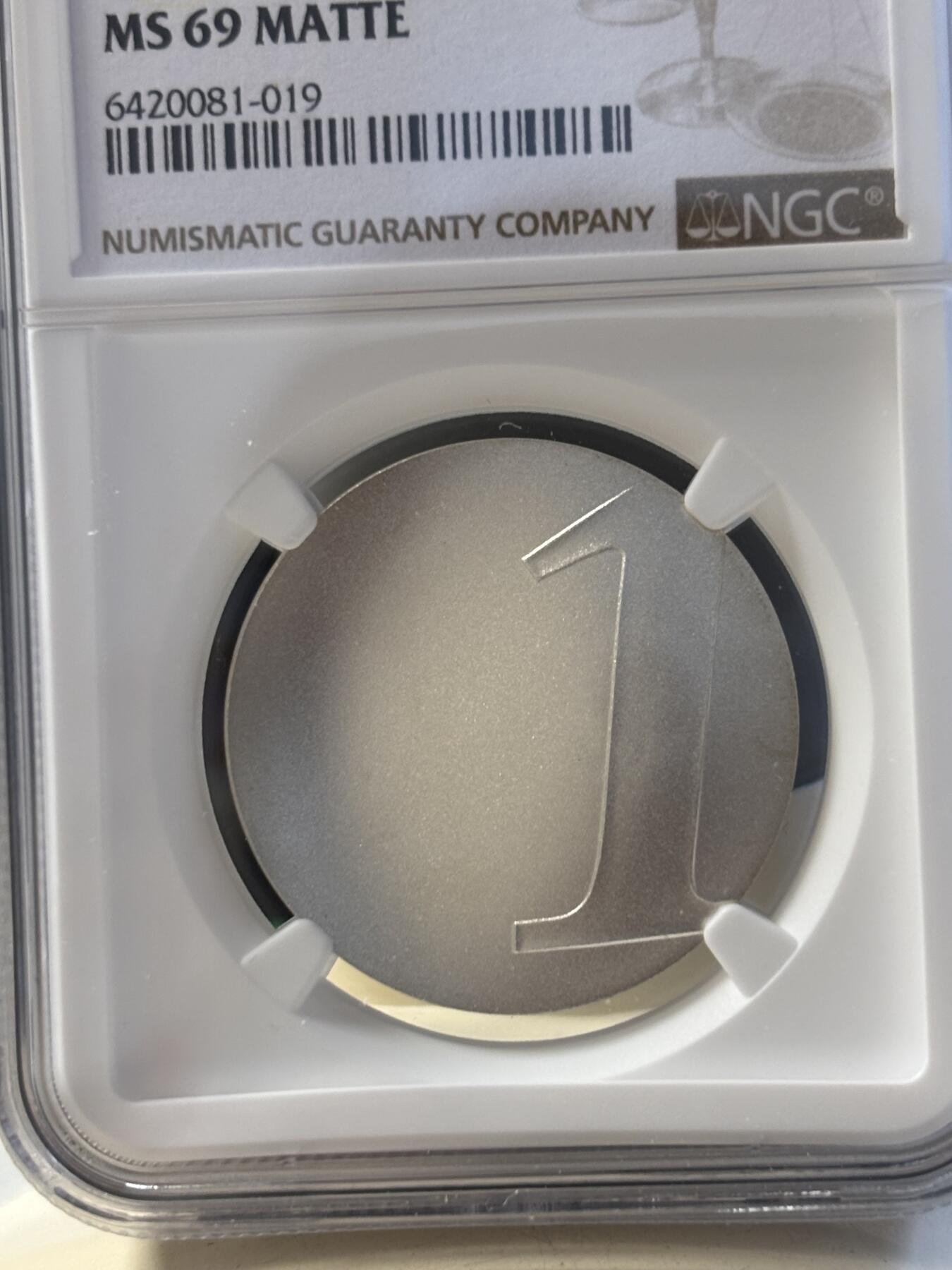 第194期拍卖 获奖币法国2001年最后的法郎波浪形银币NGC-MS69，980银，17.77克