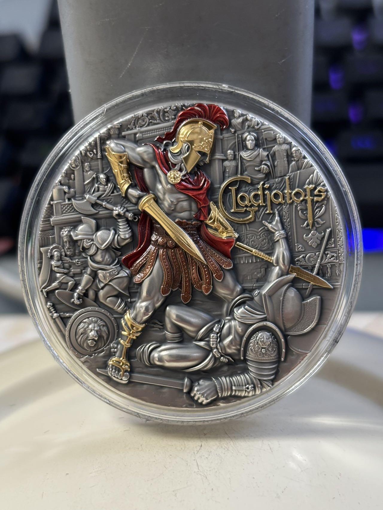 第194期拍卖 纽埃2024年罗马竞技场角斗士彩色高浮雕仿古镀金纪念银币，999银 ，2盎司，发行500枚