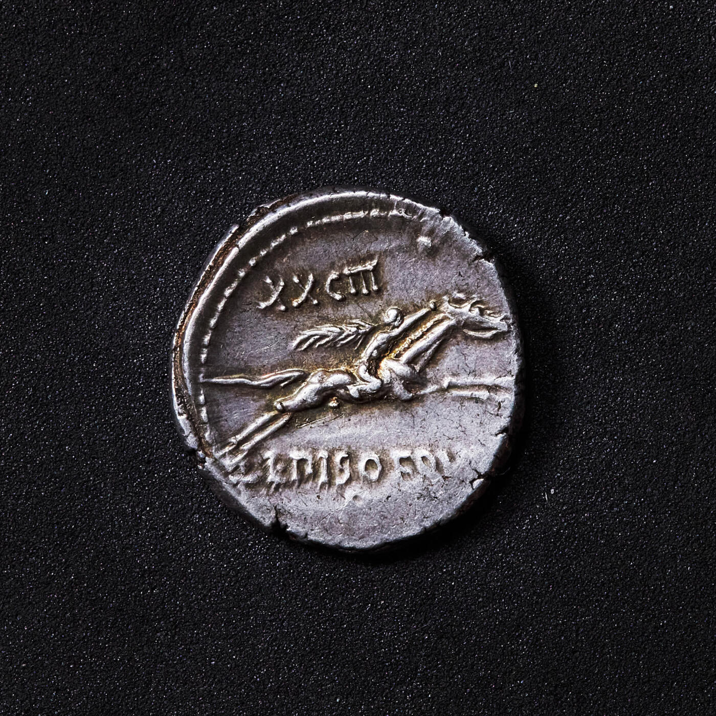 【俄甄集藏】2026年(049)03-18星期三 晚 19:30 全场包邮 古罗马共和国公元前67年1第纳尔太阳神阿波罗银币，罗马造币厂打制，正面太阳神阿波罗束发带头像，背面年青骑手手持马鞭驾马飞奔，下方制币官姓名，酱彩老包浆，味道难得，直径：18mm，重量：4.1克，