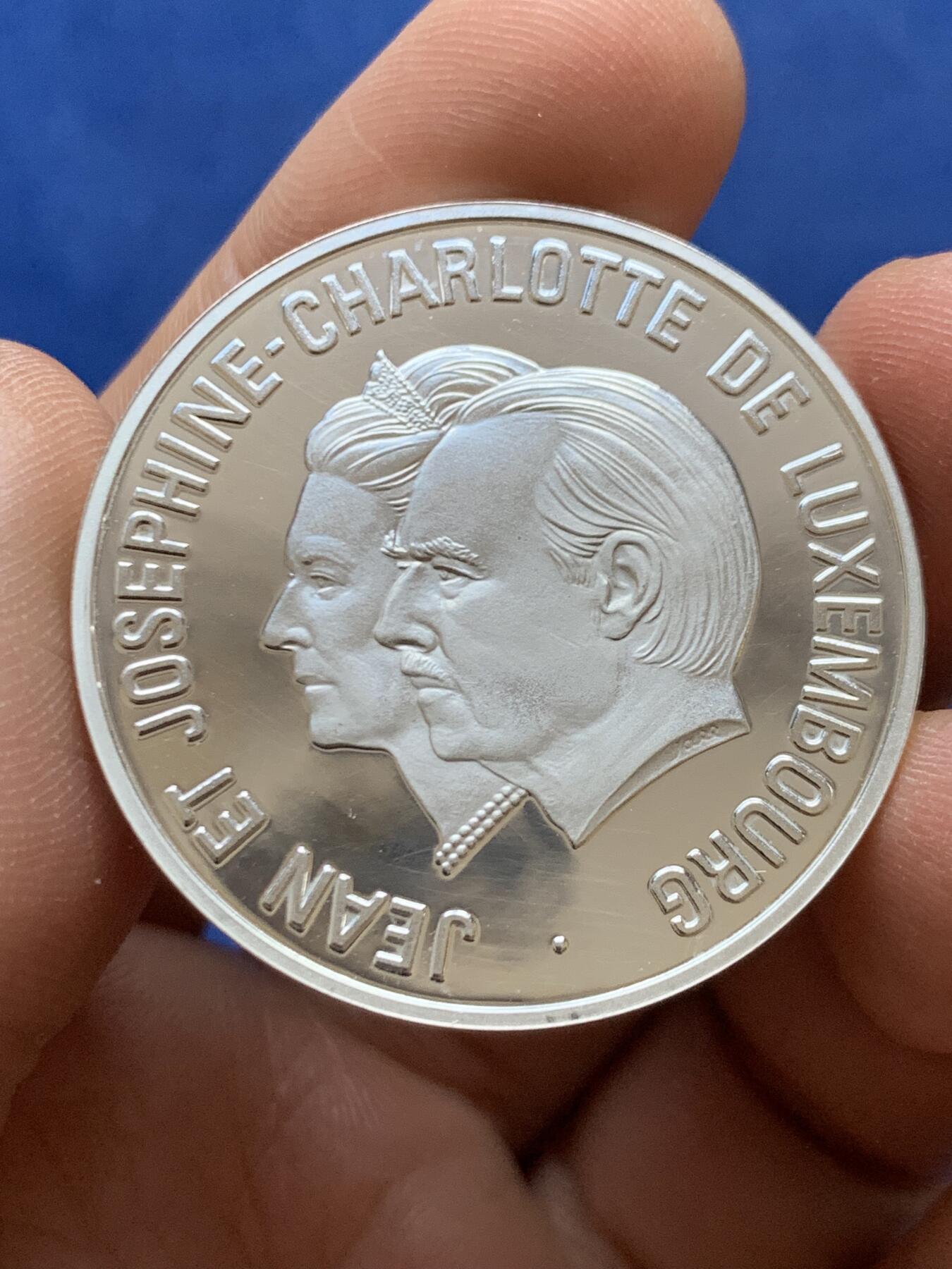 《竞宝斋》第470场 周日，周一，周二 3场连拍 （全场包邮）欢迎送拍 卢森堡1995年纪念大公让与夫人夏洛特银婚25埃居精制银币，22.9克，925银，铸造量20000枚