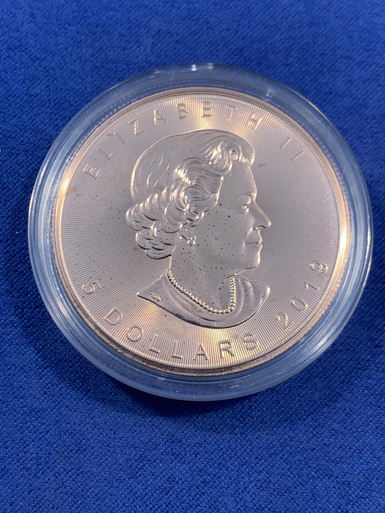 《竞宝斋》第470场 周日，周一，周二 3场连拍 （全场包邮）欢迎送拍 加拿大2019年5元普制彩色镶嵌宝石银币 家庭日-枫叶币 1盎司9999银 发行量500 盒证全