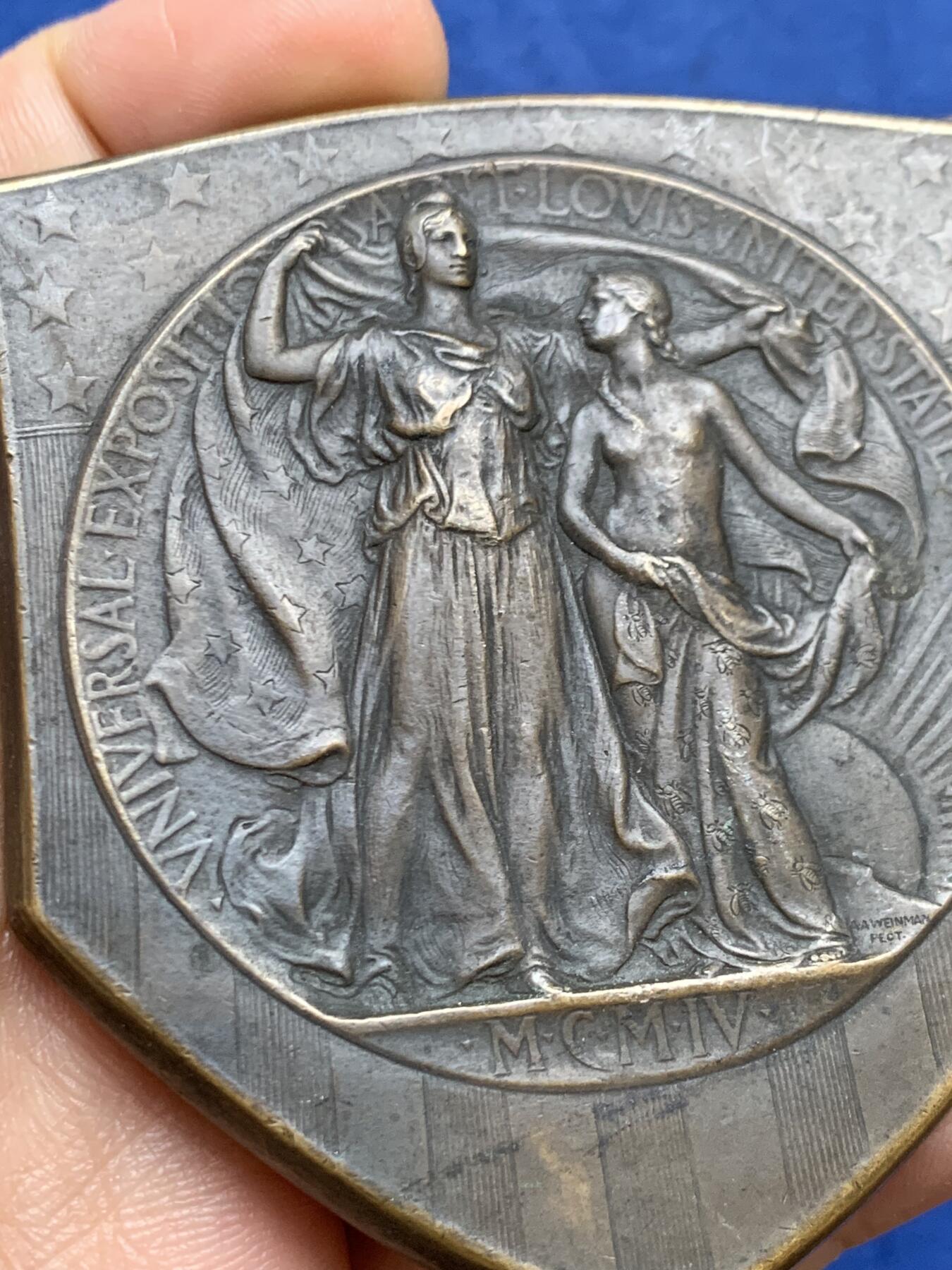 《竞宝斋》第470场 周日，周一，周二 3场连拍 （全场包邮）欢迎送拍 1904年美国圣路易斯安娜世博会盾型纪念章 GRAND PRIZE 最高级别荣誉大奖 稀有 市场未发现同款 150.6克 尺寸约为65*74mm