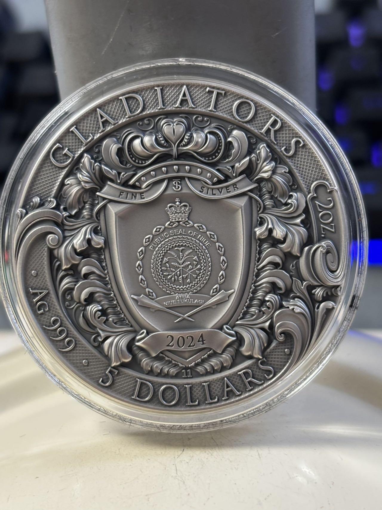 第194期拍卖 纽埃2024年罗马竞技场角斗士彩色高浮雕仿古镀金纪念银币，999银 ，2盎司，发行500枚