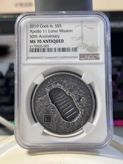 第194期拍卖 - 库克2019人类登月脚印镶嵌陨石仿古1盎司银币NGC-PF70，999银，发行499枚