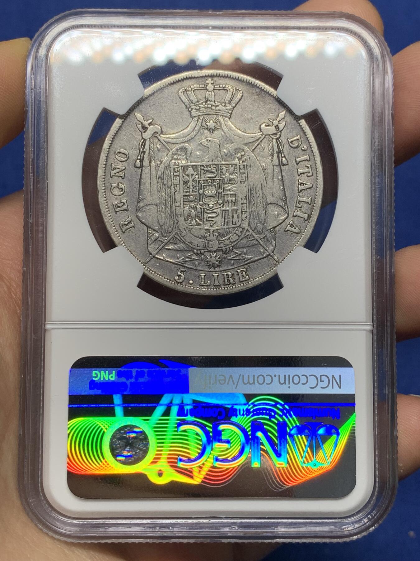 《竞宝斋》第470场 周日，周一，周二 3场连拍 （全场包邮）欢迎送拍 NGC VFD 意大利 拿破仑王国 1811年-V版 5里拉 银币 拿破仑在意大利建立的附庸国 存在不到10年 这枚在威尼斯铸造 该系列极为稀少的V版 传世黑包浆 细节尚可 拿系币经典品种