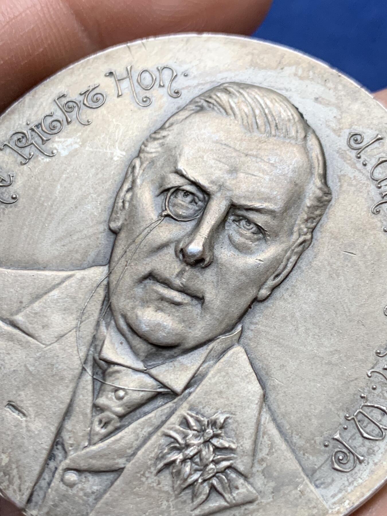 《竞宝斋》第470场 周日，周一，周二 3场连拍 （全场包邮）欢迎送拍 1903年英国首相张伯伦访问南非纪念镀银铜章，50.4毫米，53.55克。少见品种