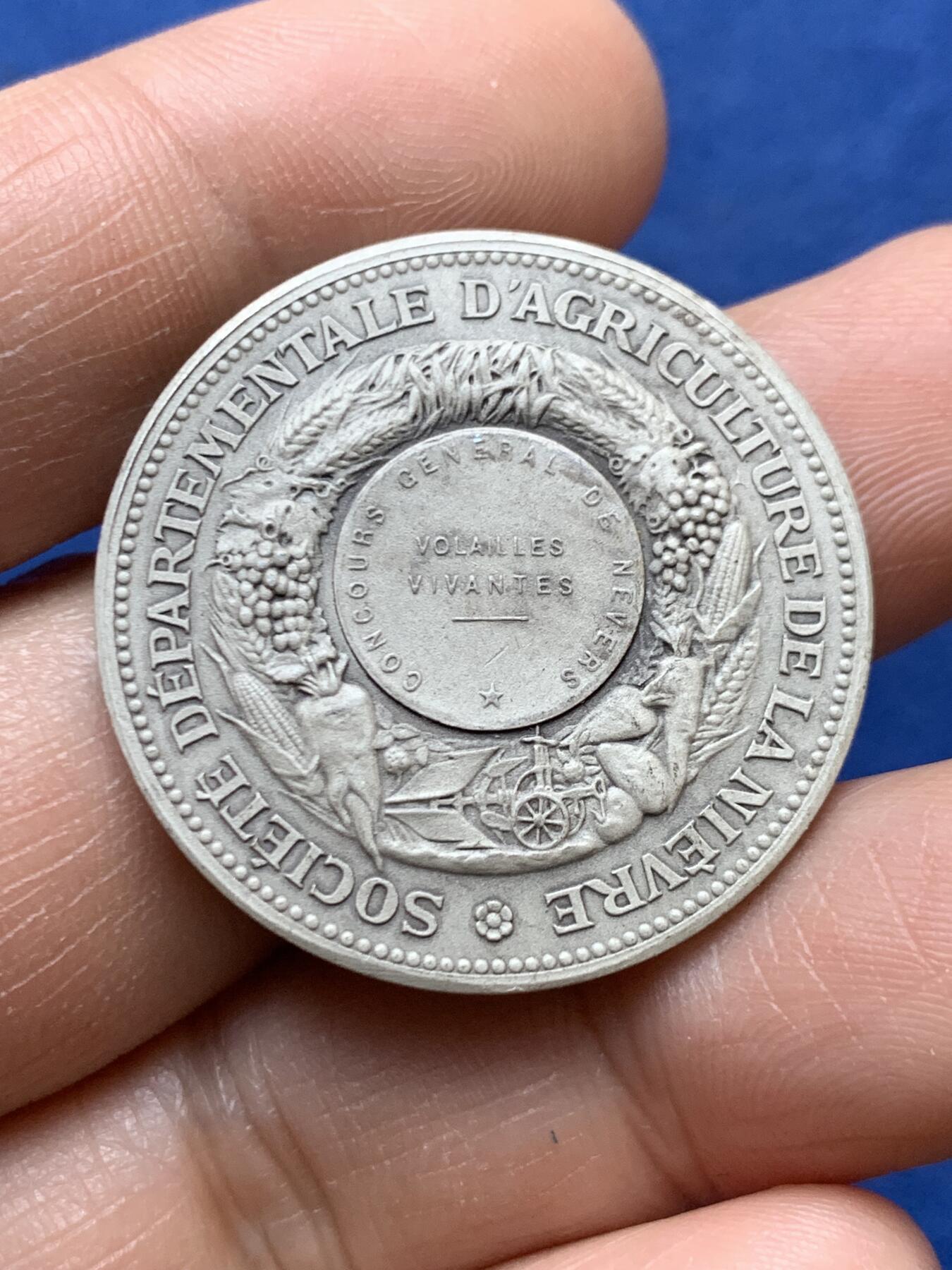 《竞宝斋》第470场 周日，周一，周二 3场连拍 （全场包邮）欢迎送拍 法国涅夫勒省农业协会银章 15.75克 32mm 丰饶角1银标