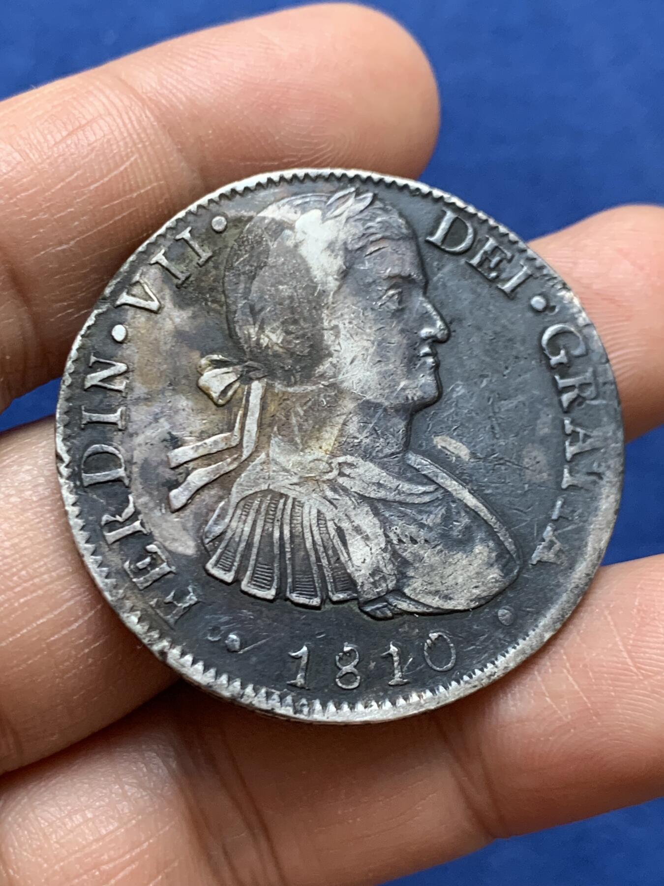 《竞宝斋》第470场 周日，周一，周二 3场连拍 （全场包邮）欢迎送拍 西属墨西哥 1810 费七双柱8r 人像面打制深峻，少戳，老道包浆，整体轻微不平