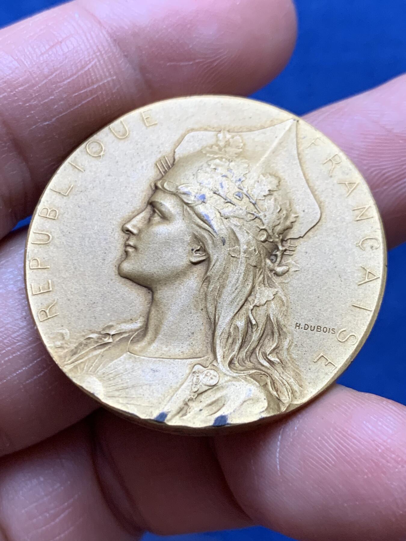 《竞宝斋》第470场 周日，周一，周二 3场连拍 （全场包邮）欢迎送拍 法国1907年“亨利·布利体操奖”纪念章，由法国雕塑家亨利·杜布瓦(H.Dubois)设计。24.6克，36mm，丰饶角铜标。