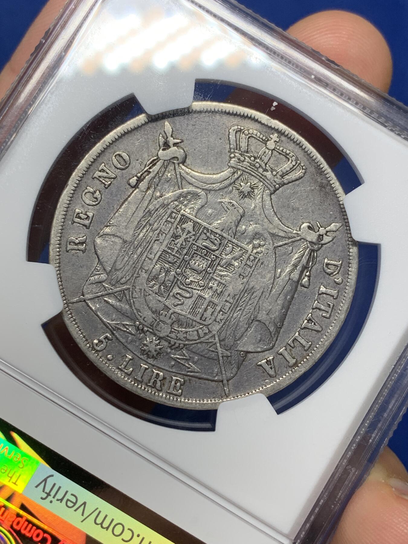 《竞宝斋》第470场 周日，周一，周二 3场连拍 （全场包邮）欢迎送拍 NGC VFD 意大利 拿破仑王国 1811年-V版 5里拉 银币 拿破仑在意大利建立的附庸国 存在不到10年 这枚在威尼斯铸造 该系列极为稀少的V版 传世黑包浆 细节尚可 拿系币经典品种