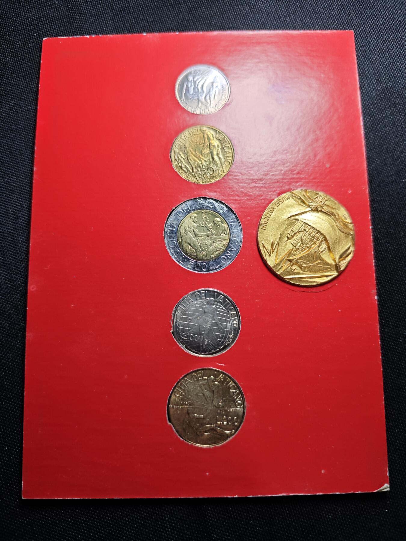 KK钱币收藏小铺   套币专场 2月预留时间 周末发货  梵蒂冈大小面值清年一套 含双色币500里拉 镀金章