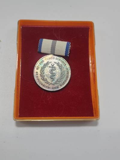 南水社第3次拍卖 春季专场 - 东德（DDR）卫生与社会事业银级忠诚服务奖章带盒 章体有氧化