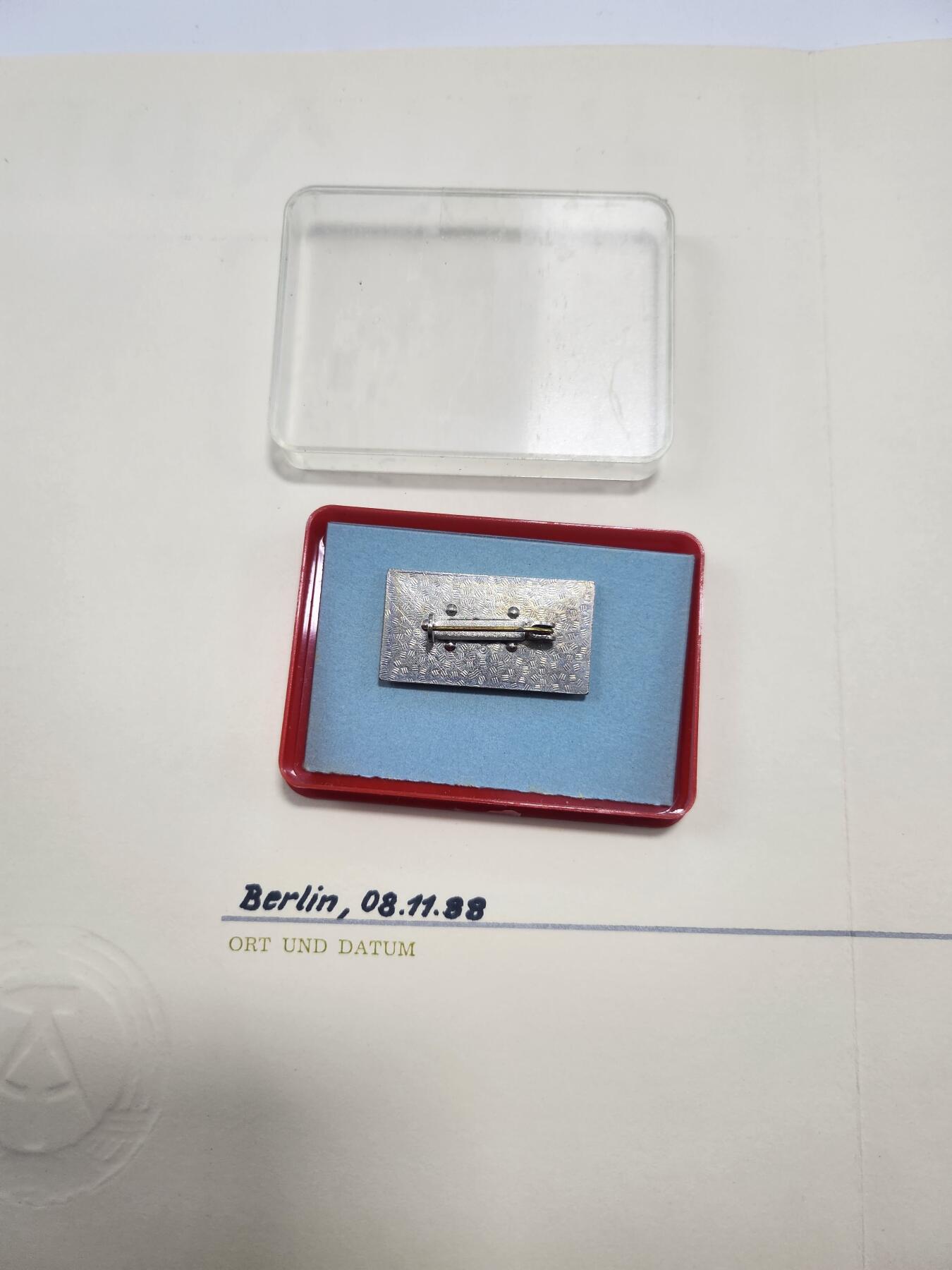 南水社第3次拍卖 春季专场 东德全国阵线银级功绩奖章完整带盒证