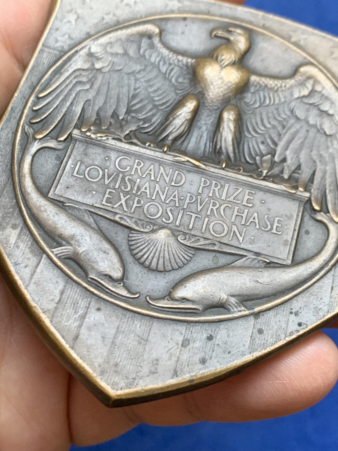 《竞宝斋》第470场 周日，周一，周二 3场连拍 （全场包邮）欢迎送拍 1904年美国圣路易斯安娜世博会盾型纪念章 GRAND PRIZE 最高级别荣誉大奖 稀有 市场未发现同款 150.6克 尺寸约为65*74mm