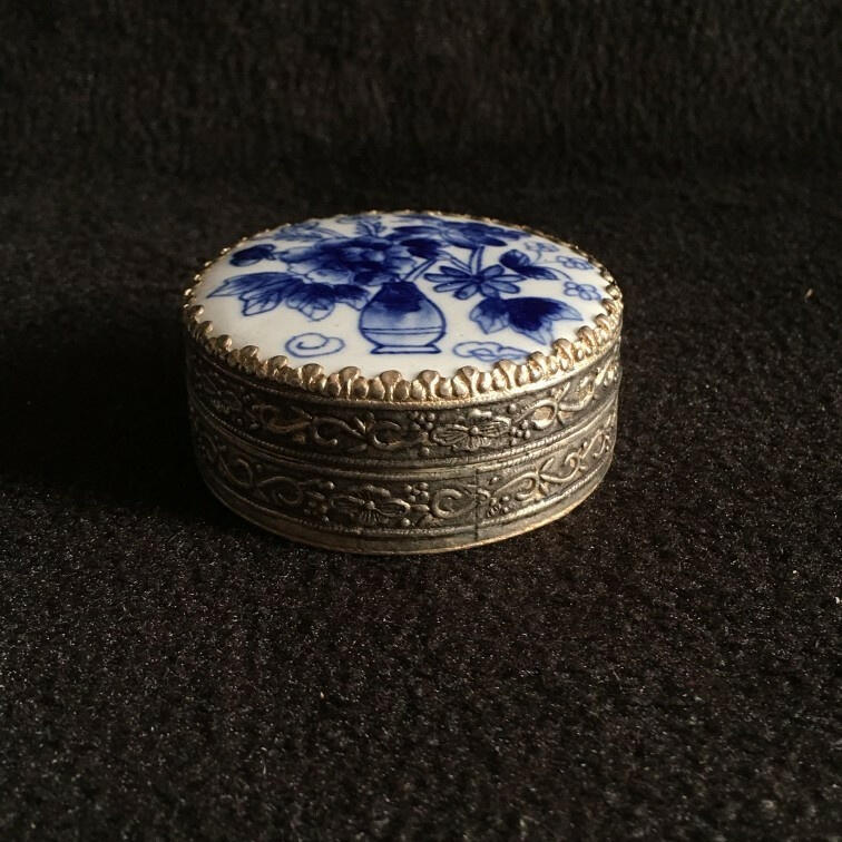        创汇白铜鎏银镶嵌青花手绘蝶恋花老瓷片老瓷板画首饰盒粉盒印泥盒1个真品老货如图旧藏文玩艺术收藏
