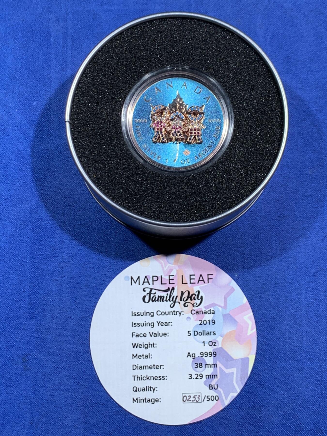 《竞宝斋》第470场 周日，周一，周二 3场连拍 （全场包邮）欢迎送拍 加拿大2019年5元普制彩色镶嵌宝石银币 家庭日-枫叶币 1盎司9999银 发行量500 盒证全