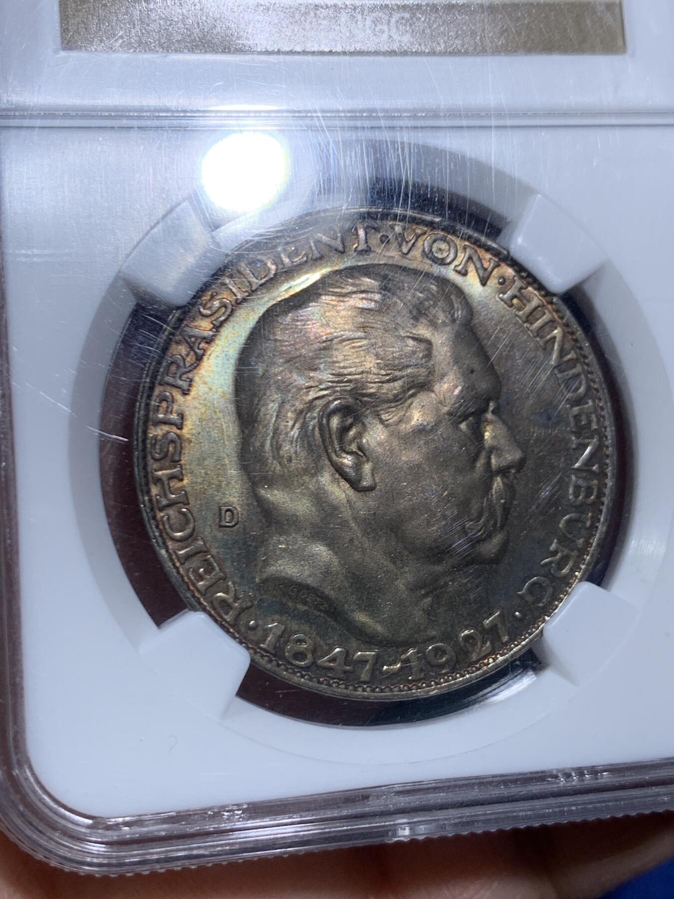 《竞宝斋》第470场 周日，周一，周二 3场连拍 （全场包邮）欢迎送拍 NGC MS64 德国1927兴登堡80寿诞币型银章，卡尔哥茨，经典品种。少见的老N盒评级章，双面绝美重五彩，底板丝滑如镜。实物上手超赞，分数难以描绘的绝佳状态