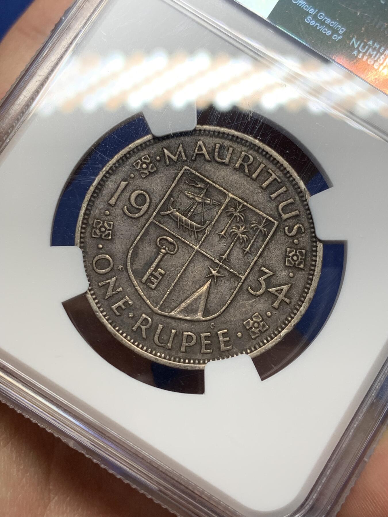 《竞宝斋》第470场 周日，周一，周二 3场连拍 （全场包邮）欢迎送拍 NGC XF45 印度洋岛国毛里求斯1934年1卢比银币，主币，乔治五世像，经典老版，发行量稀少，收藏价值高。币面细节清晰，包浆自然，品相不错。