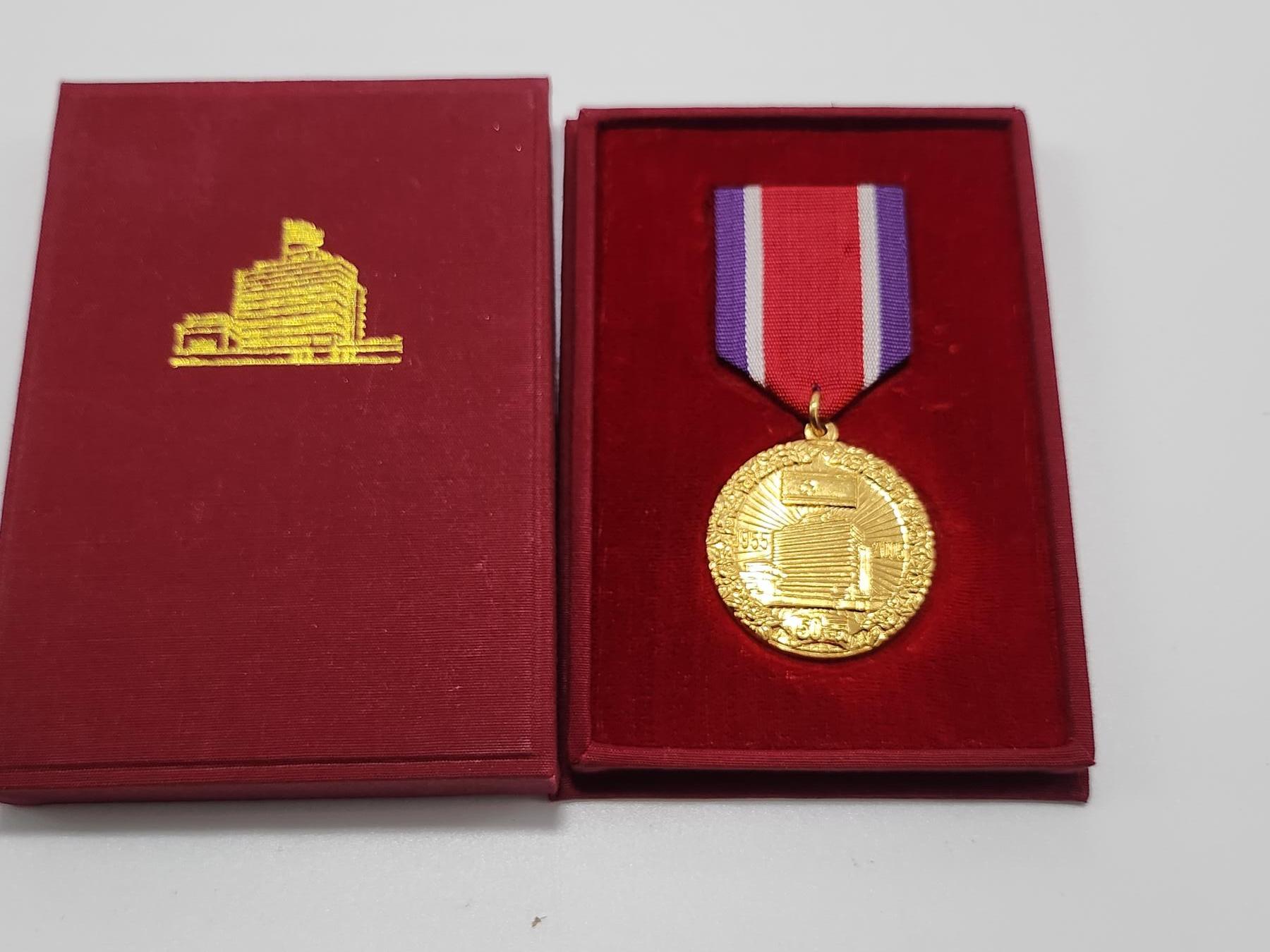 南水社第3次拍卖 春季专场 朝鲜总联成立50周年纪念章，完整带盒，品相极佳。