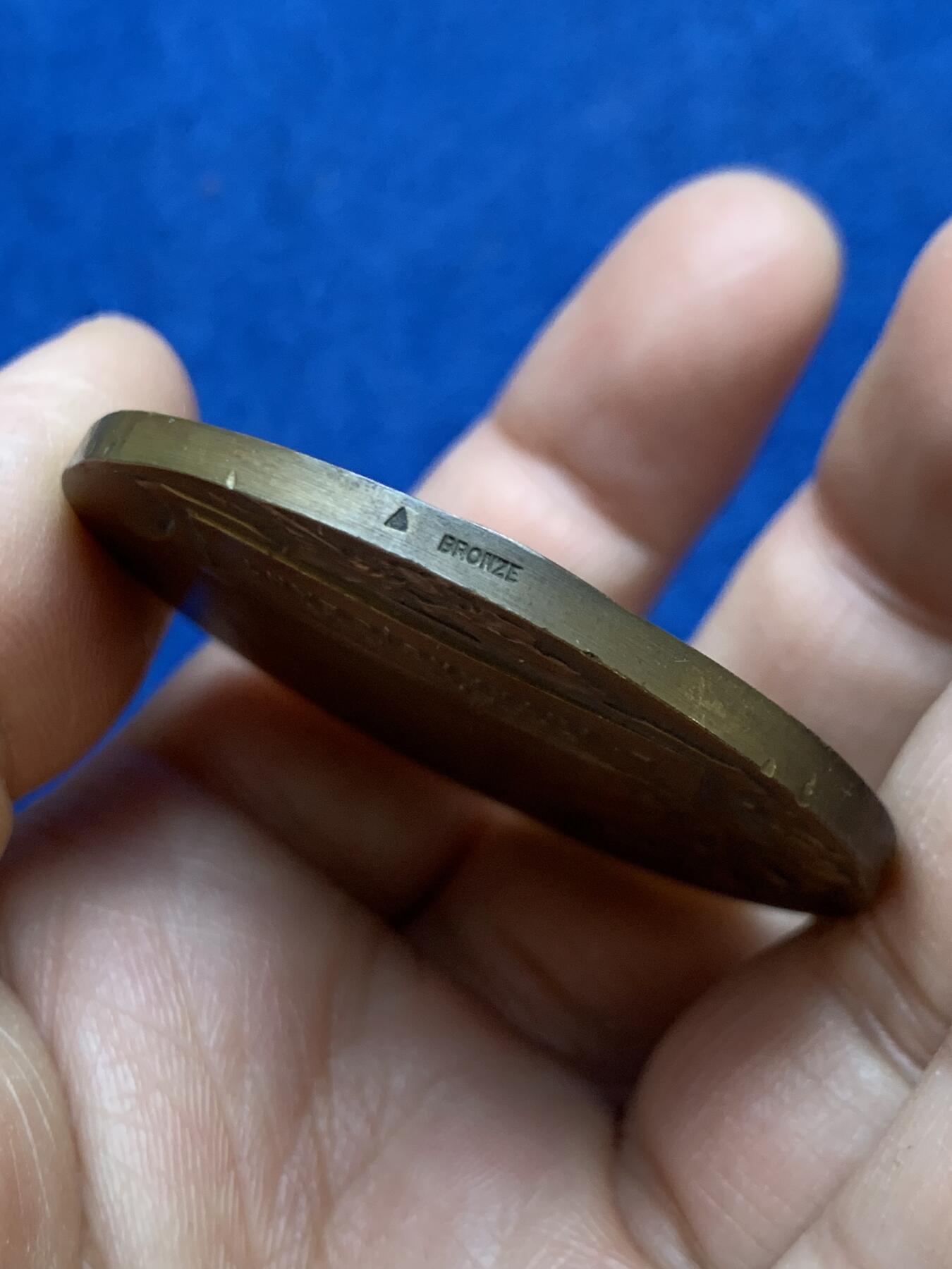 《竞宝斋》第470场 周日，周一，周二 3场连拍 （全场包邮）欢迎送拍 法国《不妥协报》纪念铜章 50.1克 49.3mm 三角铜标