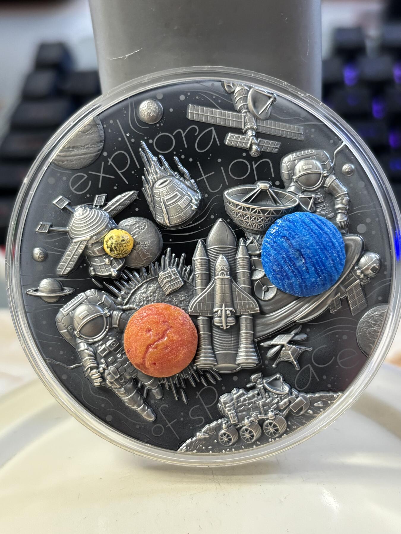 第194期拍卖 喀麦隆2022年太空探索涂鸦艺术3盎司高浮雕彩银币，999银，3盎司，发行422枚