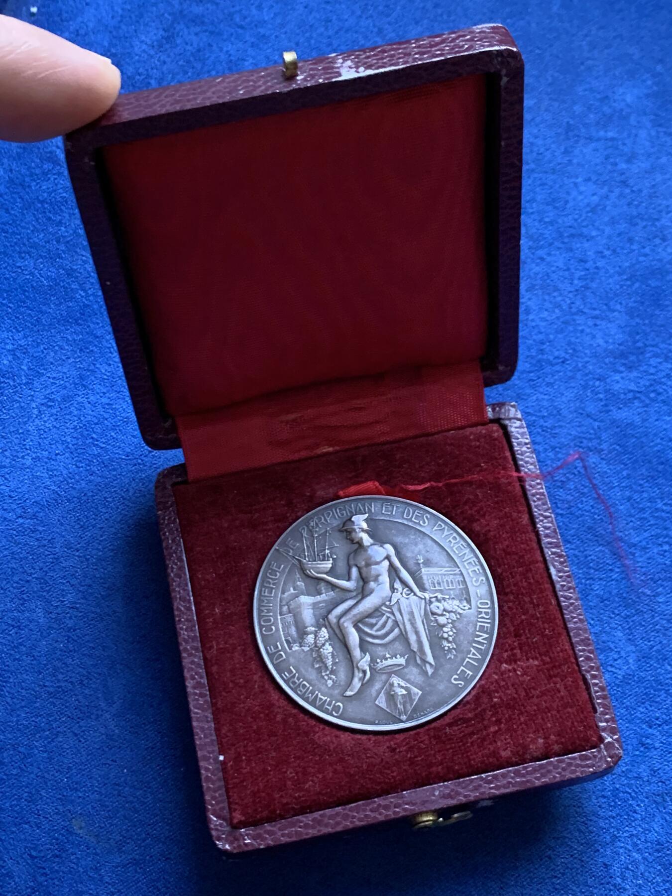 《竞宝斋》第470场 周日，周一，周二 3场连拍 （全场包邮）欢迎送拍 法国东比利牛斯佩皮尼昂商会银章，40.5MM，36.75克，丰饶角边铭，带原盒，状态非常棒