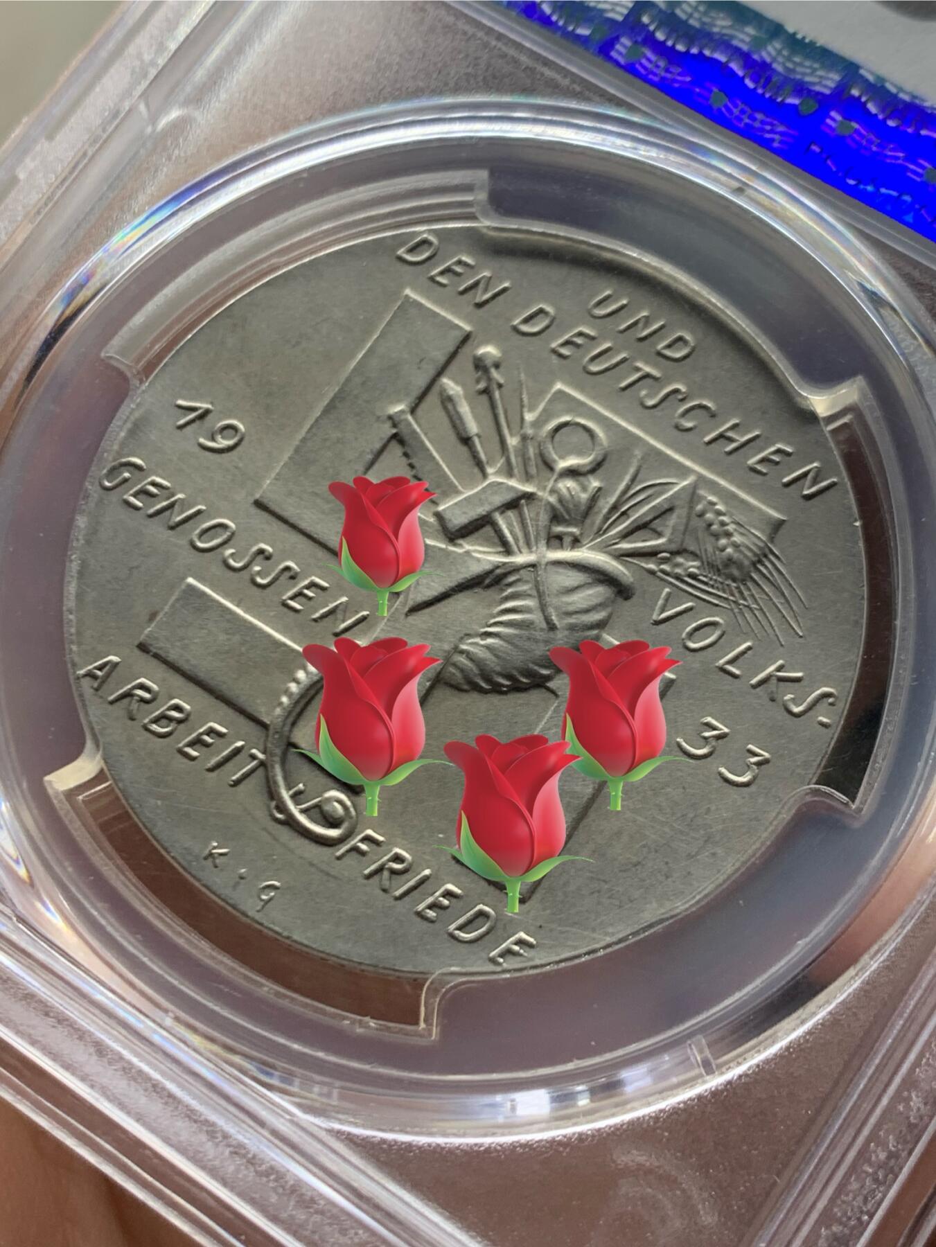 《竞宝斋》第470场 周日，周一，周二 3场连拍 （全场包邮）欢迎送拍 亚军分 PCGS SP62 1933年德国帝国就业计划纪念银章 36MM 卡尔哥茨作品 正面一家四口聚在桌前祈祷 1932年 600W人失业 胡子上台承诺：每户人餐桌上都有牛奶和面包 为德国人解决工作问题 并发表《告德意志国民书》 哥茨设计目的同广大德国人民一样 表达对新上台民族社会主义工人党的期待 而这枚章具有很大的前瞻性 因为历史证明 胡子的承诺 在其执政初期就全部实现（原图请自行查询官网）