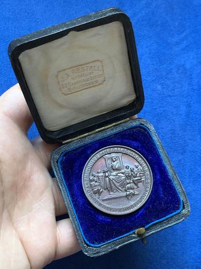 《竞宝斋》第470场 周日，周一，周二 3场连拍 （全场包邮）欢迎送拍 - 英国1899年主日学校奎佛青铜章，图绘维多利亚女王教导孩子，授予在主日学校有杰出贡献的人，带精美原盒，少见。25.5克，38.8mm