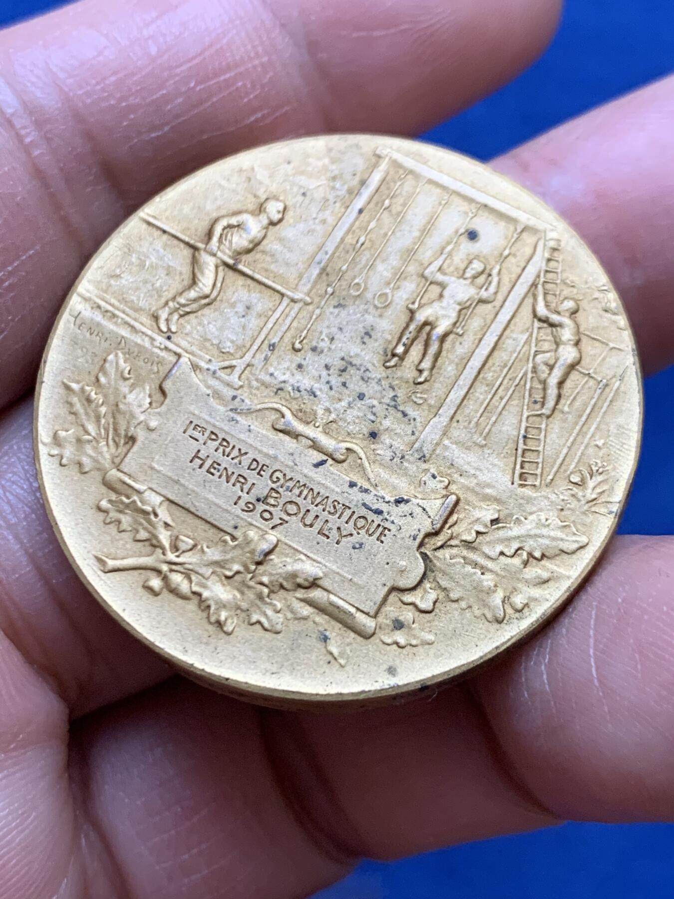 《竞宝斋》第470场 周日，周一，周二 3场连拍 （全场包邮）欢迎送拍 法国1907年“亨利·布利体操奖”纪念章，由法国雕塑家亨利·杜布瓦(H.Dubois)设计。24.6克，36mm，丰饶角铜标。