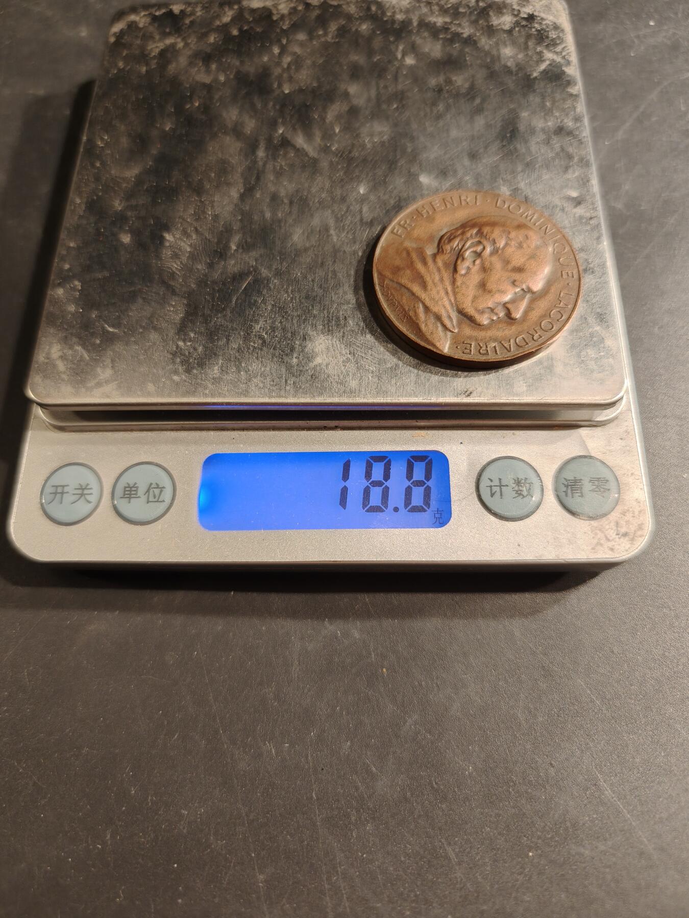 老王徽章第187期 法国多明我会修士多米尼克·拉科代尔修士大铜章     直径36mm     重量18.8g     大师维克托·维旺作品