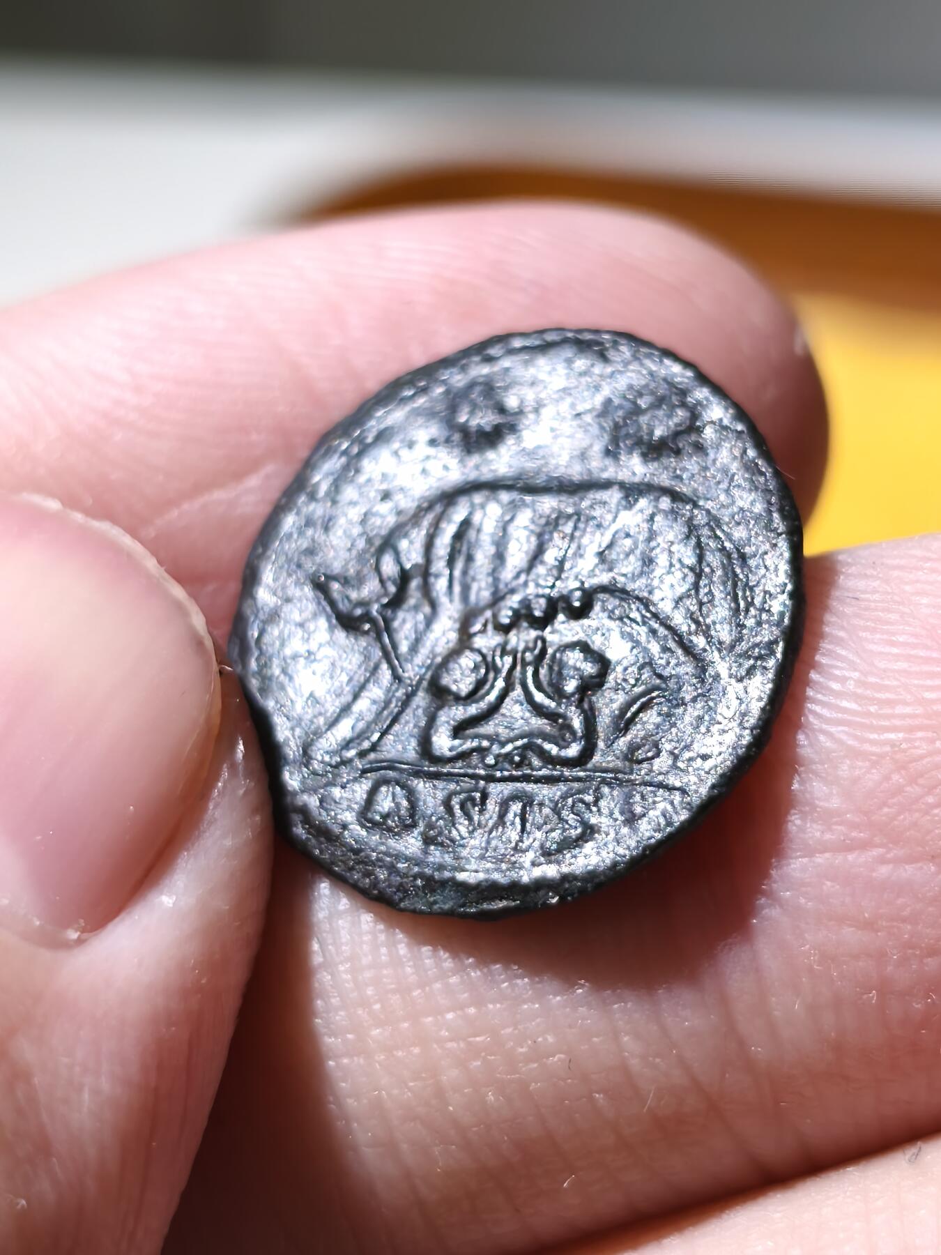 星盘世界钱币拍卖 美品！君士坦丁一世  公元306-337年在位。  正面：罗马头戴头盔的头像向右。  背面：母狼乳婴