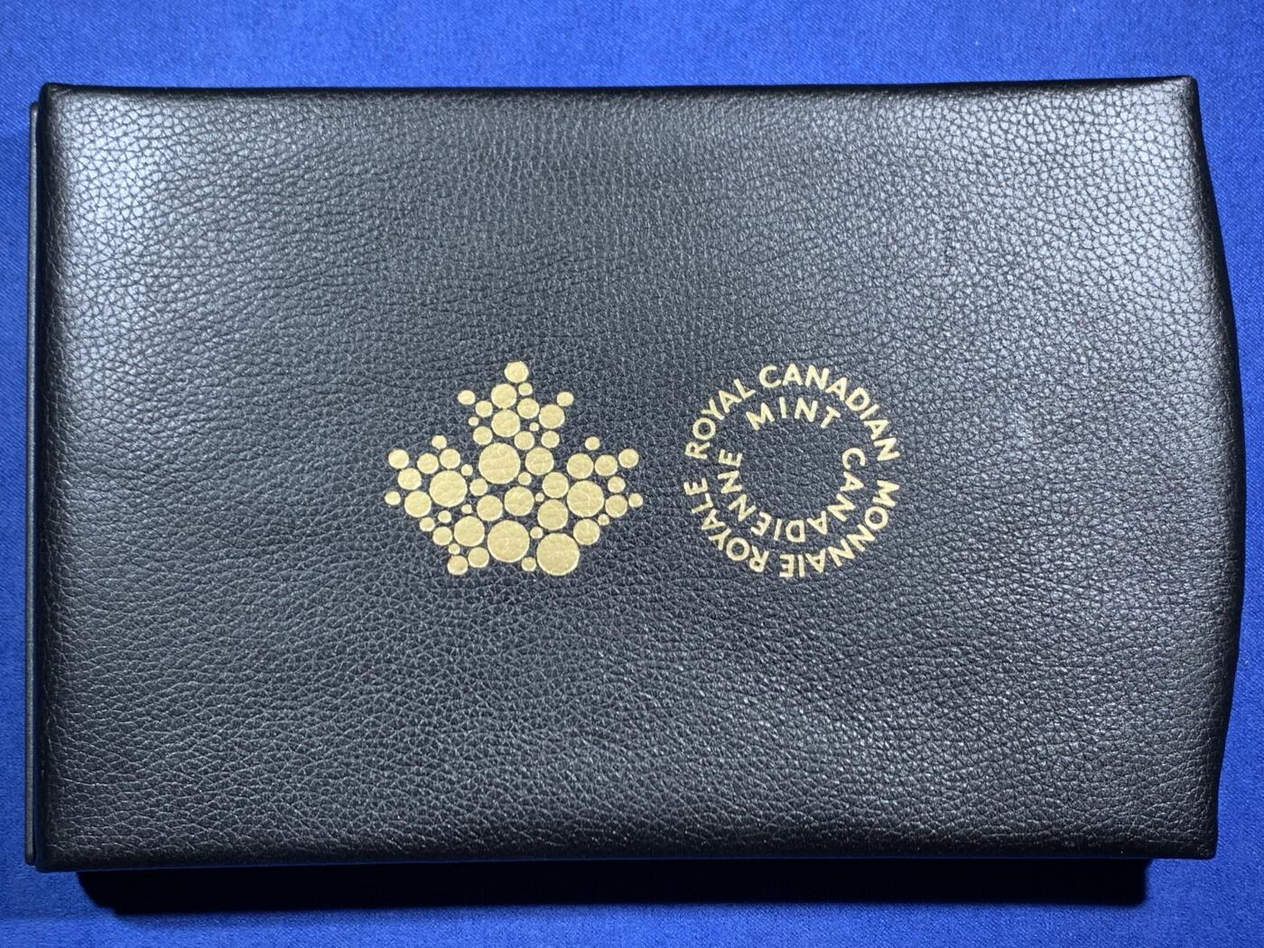 《竞宝斋》第470场 周日，周一，周二 3场连拍 （全场包邮）欢迎送拍 2016年加拿大皇家造币厂跨大西洋电缆150周年特别版精制银币套装，共7枚硬币，其中主币含23.17克纯银，整个亚克力表面模糊了，币状态保存不错的。含原盒证书