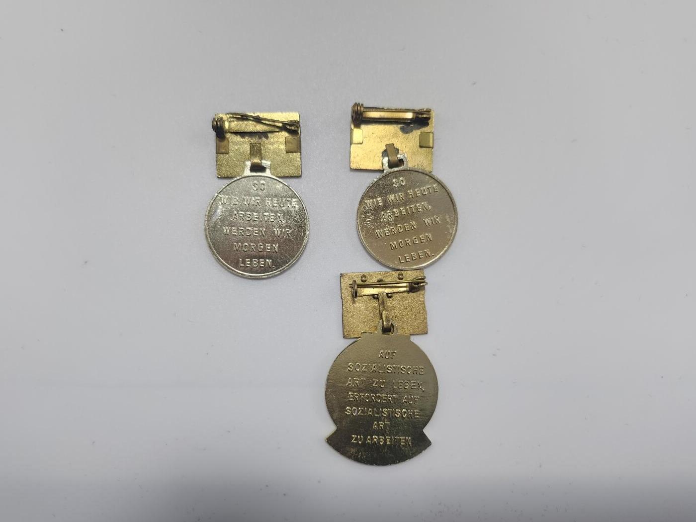 南水社第3次拍卖 春季专场 民主德国七年计划建设积极分子徽章一组