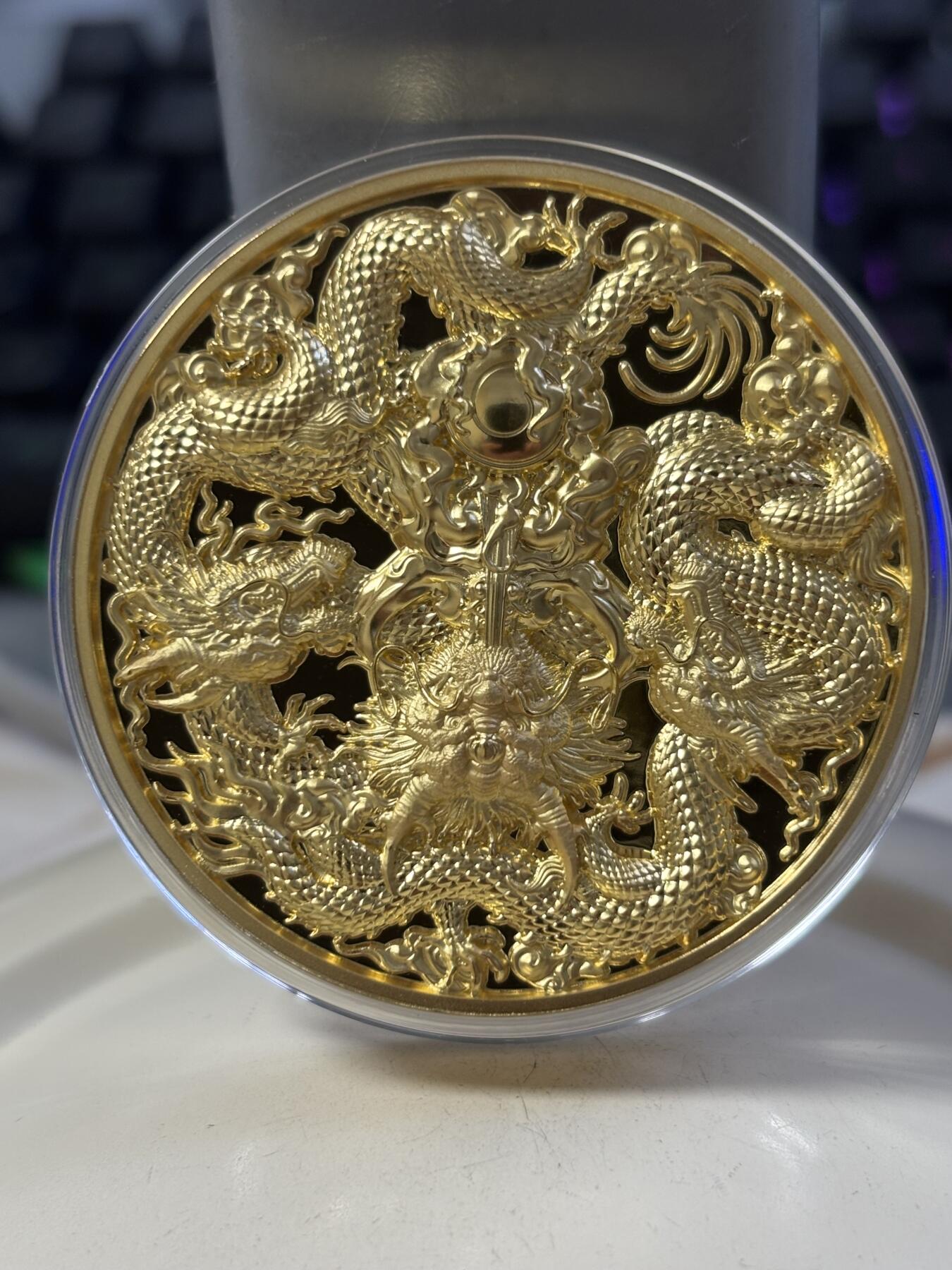 第194期拍卖 乍得2022年三龙戏珠3盎司精制镀金高浮雕纪念银币，999银镀金，3盎司，发行500枚