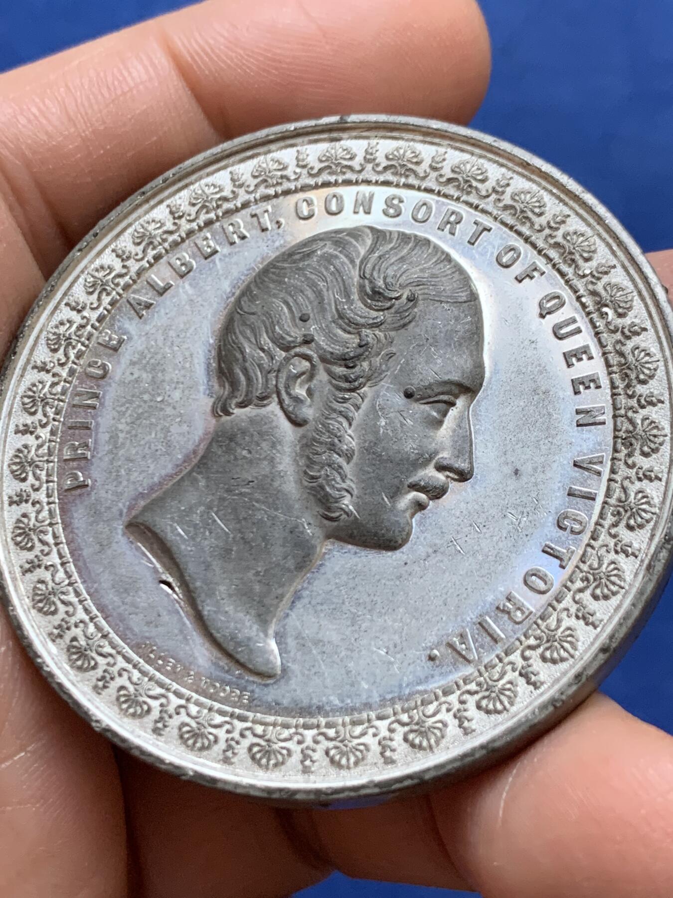 《竞宝斋》第470场 周日，周一，周二 3场连拍 （全场包邮）欢迎送拍 1851年伦敦世博会锌章 重约37.6克 50.8mm