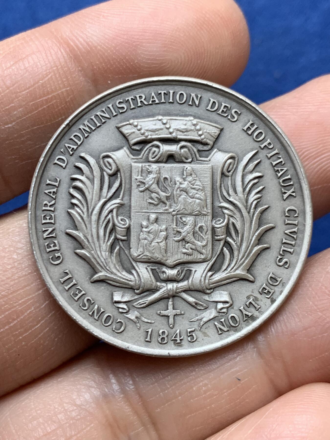 《竞宝斋》第470场 周日，周一，周二 3场连拍 （全场包邮）欢迎送拍 法国里昂市立医院总理事会银章 15.05克 34.6mm 丰饶角1银标