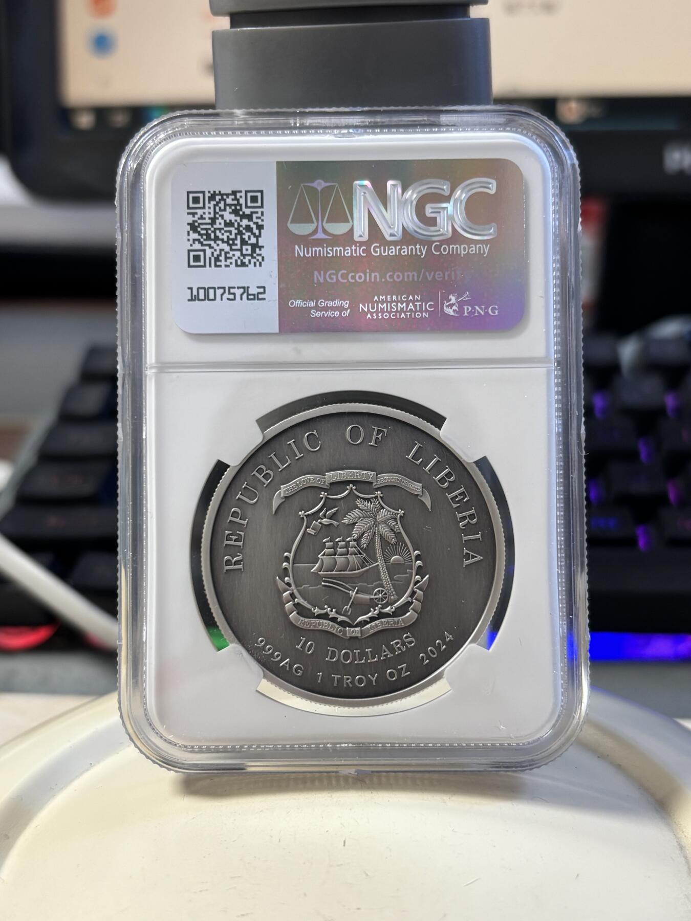 第194期拍卖 利比里亚2024年二战光荣勋章1盎司仿古彩珐琅银币NGC-MS70首，999银，发行43枚