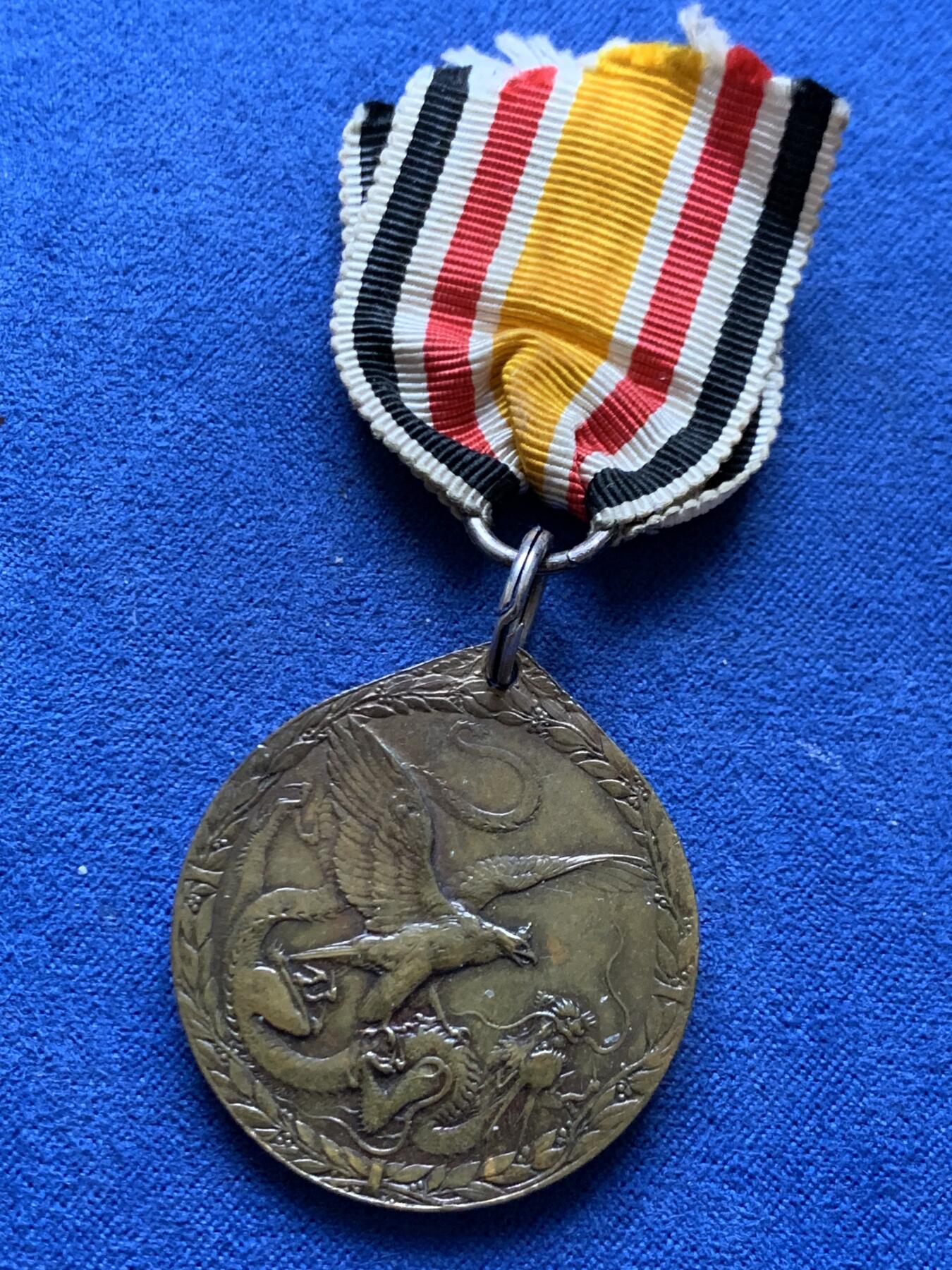 《竞宝斋》第470场 周日，周一，周二 3场连拍 （全场包邮）欢迎送拍 德国1900庚子事变龙鹰勋章，非常著名的品种。PCGS目前给进行评级，细节漂亮，背面有胶水残留，细节见图，总重17.6克。