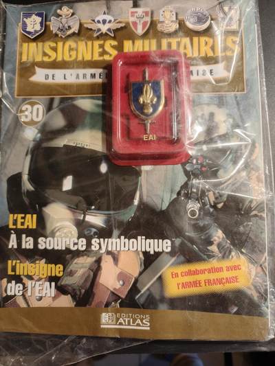 老王徽章第187期 - 法国步兵学校证章      带证书和单位介绍杂志    亚瑟贝特朗原盒