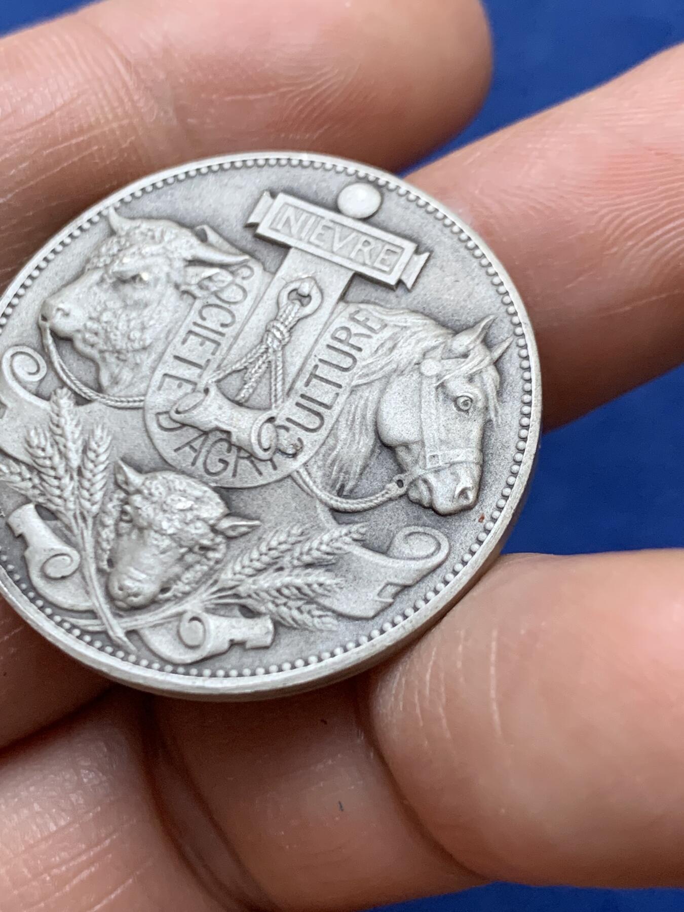 《竞宝斋》第470场 周日，周一，周二 3场连拍 （全场包邮）欢迎送拍 法国涅夫勒省农业协会银章 15.75克 32mm 丰饶角1银标