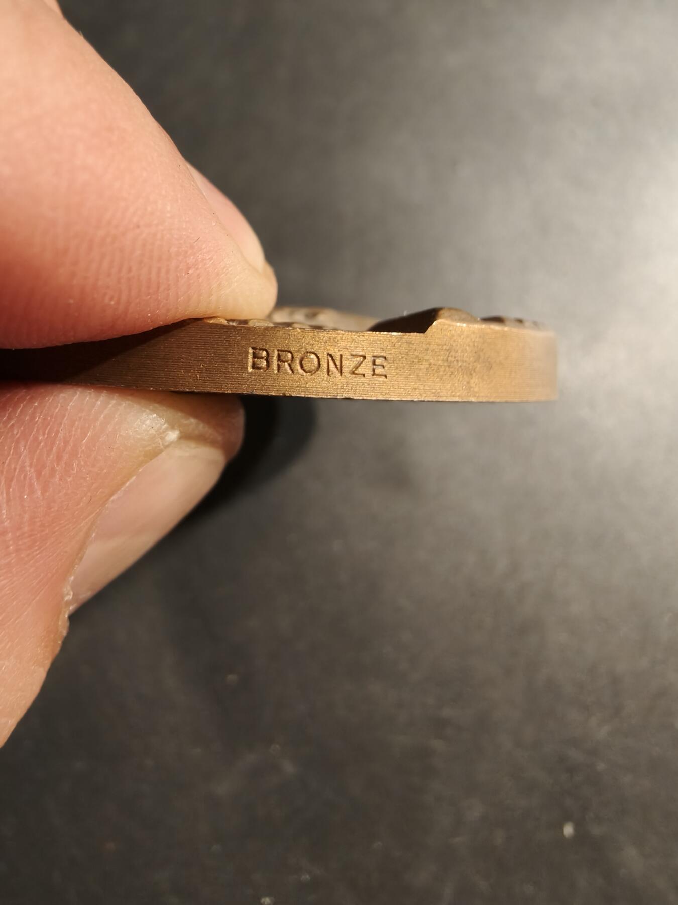 老王徽章第187期 法国机械加工与金属制造联合会大铜章     直径54mm    重量90.9g