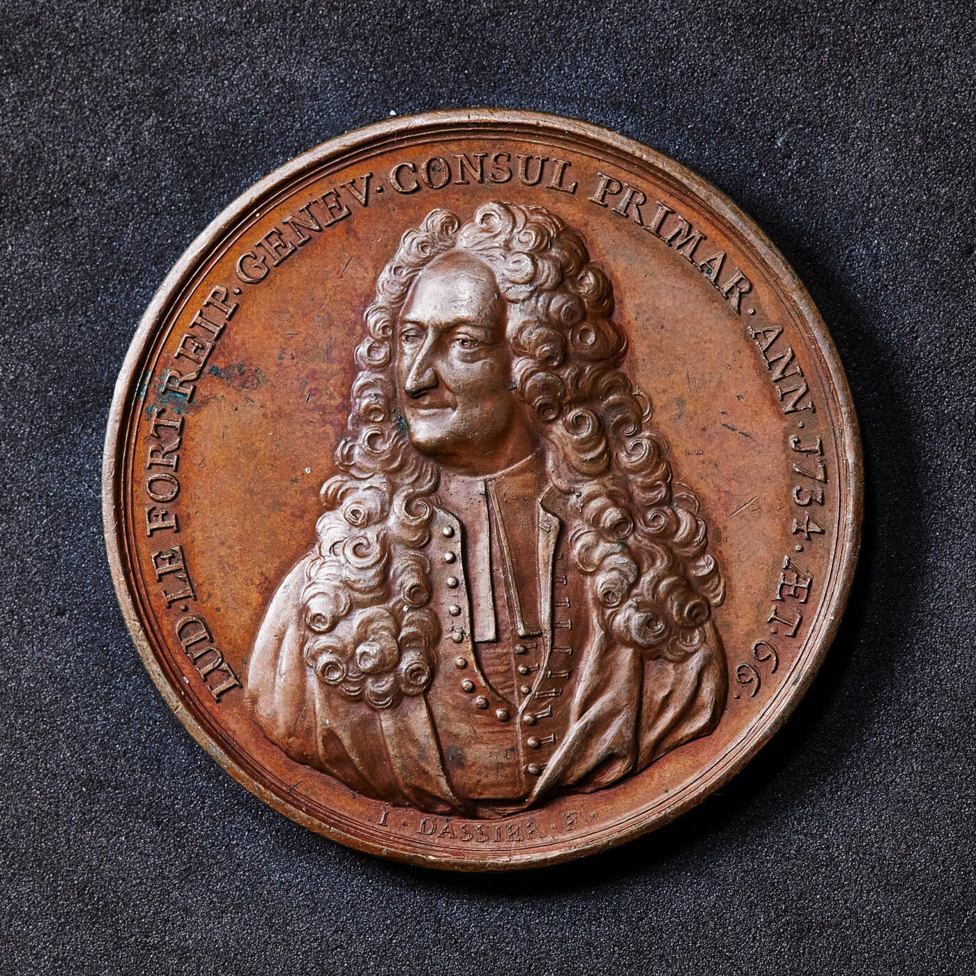 【俄甄集藏】2026年(049)03-18星期三 晚 19:30 全场包邮 瑞士1734年纪念日内瓦首席执政官路易斯·勒福特大铜章，著名雕刻家让·达希尔作品，直径：53mm，重量：77.2克，高浮雕，巧克力包浆，状态难得