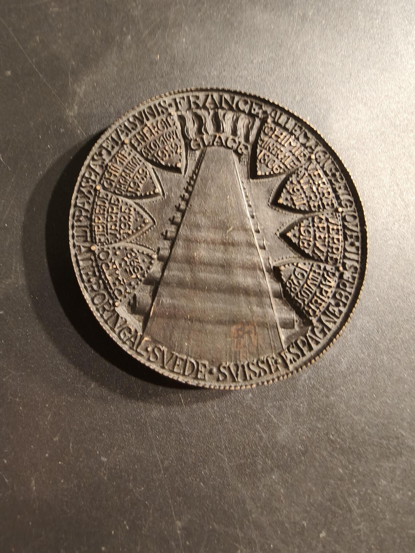 老王徽章第187期 法国圣戈班集团成立300周年大铜章    原盒    正面为路易十四时代法国财政部长科尔贝尔(它是圣戈班集团前身-法国皇家玻璃工坊创始人，该工坊为凡尔赛宫镜廊提供了全部357块玻璃)     直径53mm     重量106.1g