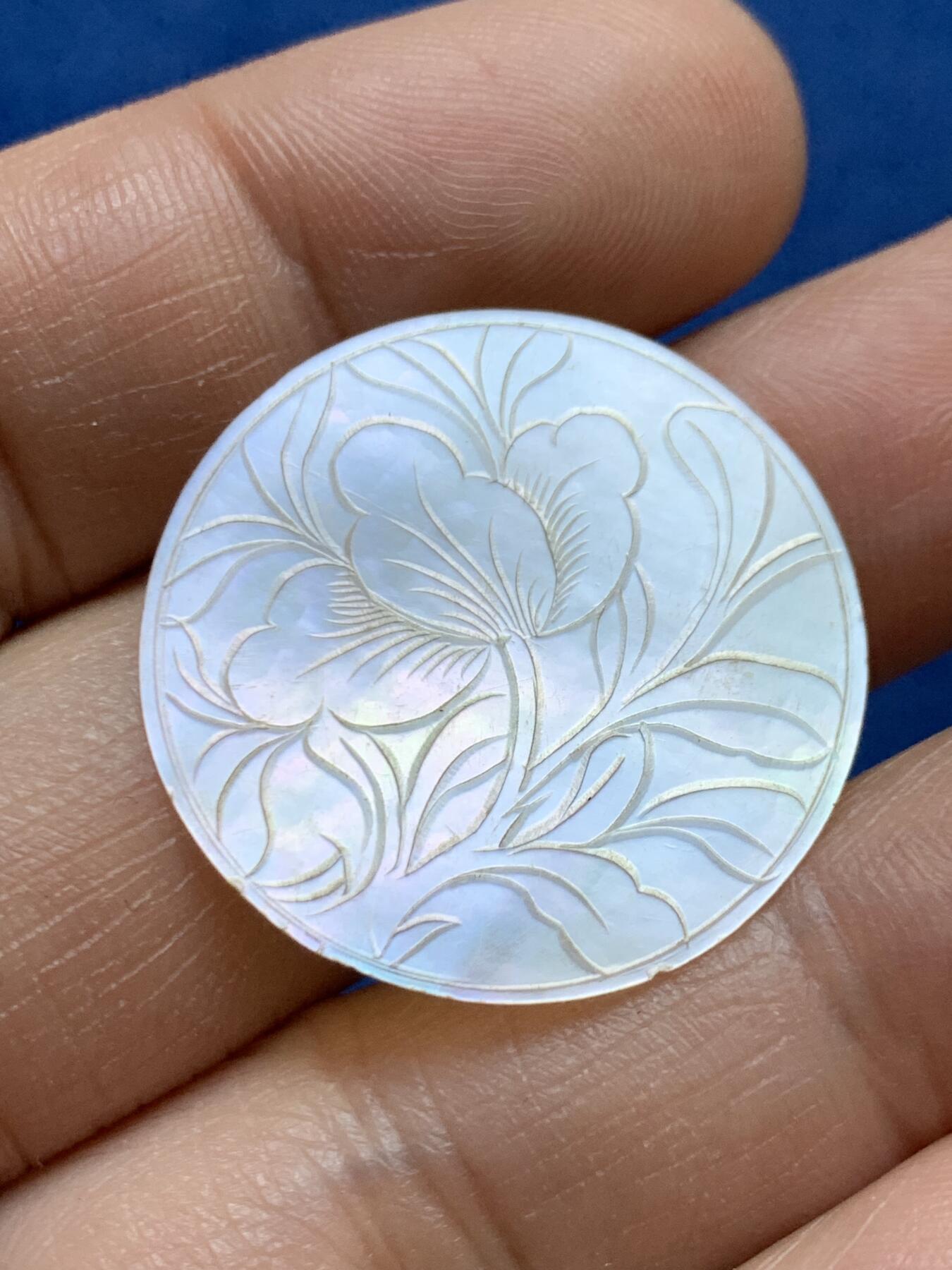 《竞宝斋》第470场 周日，周一，周二 3场连拍 （全场包邮）欢迎送拍 英国一线回流清螺钿贝母筹码2枚一对，大小圆型，珠光水润，满工花卉图案精雕。