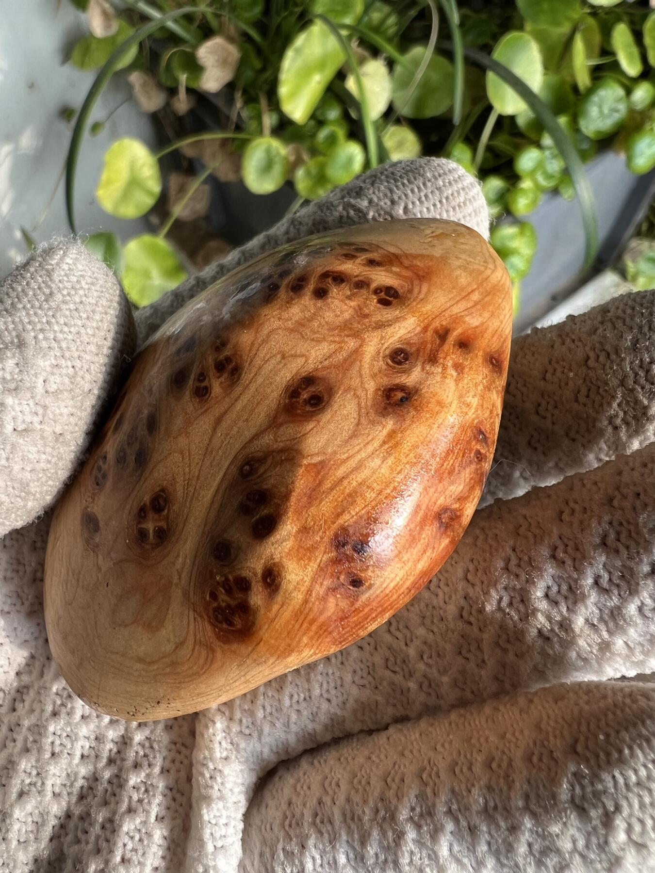 零元拍：崖柏瘤花随型手把件，十多年前的存货了，陈化的非常好，香味扑鼻，油性极大。