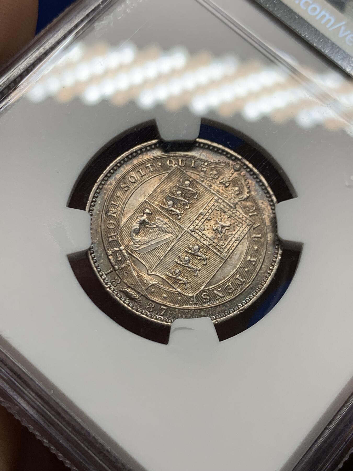 《竞宝斋》第470场 周日，周一，周二 3场连拍 （全场包邮）欢迎送拍 NGC UNCD 英国1887年高冠1先令银币，淡蓝彩，盾徽面极美