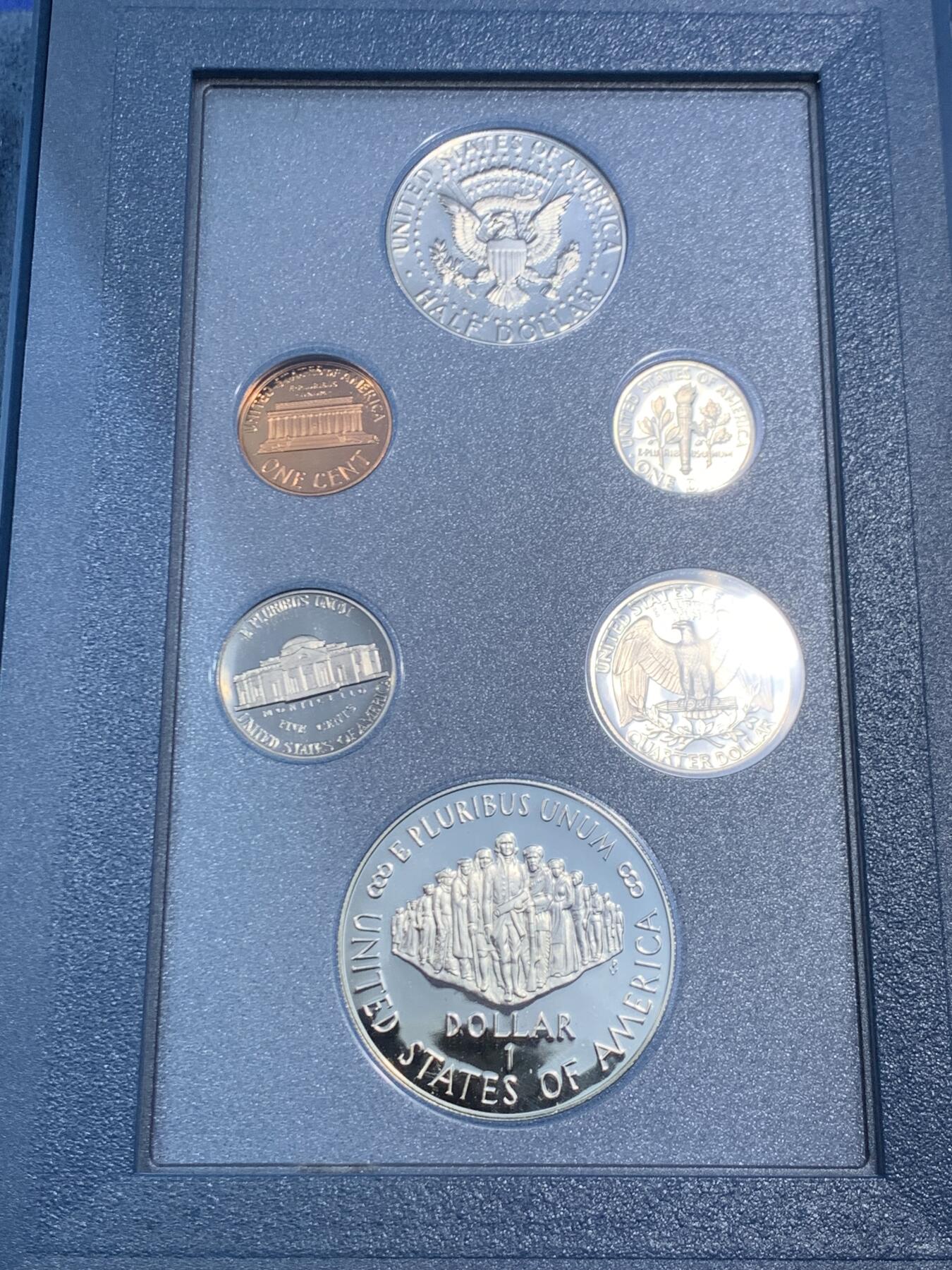 《竞宝斋》第470场 周日，周一，周二 3场连拍 （全场包邮）欢迎送拍 1987年美国Prestige套装，含6枚硬币，带原盒和证书，其中最大的1枚宪法二百周年纪念是银币，900银，26.7克，细节见图。