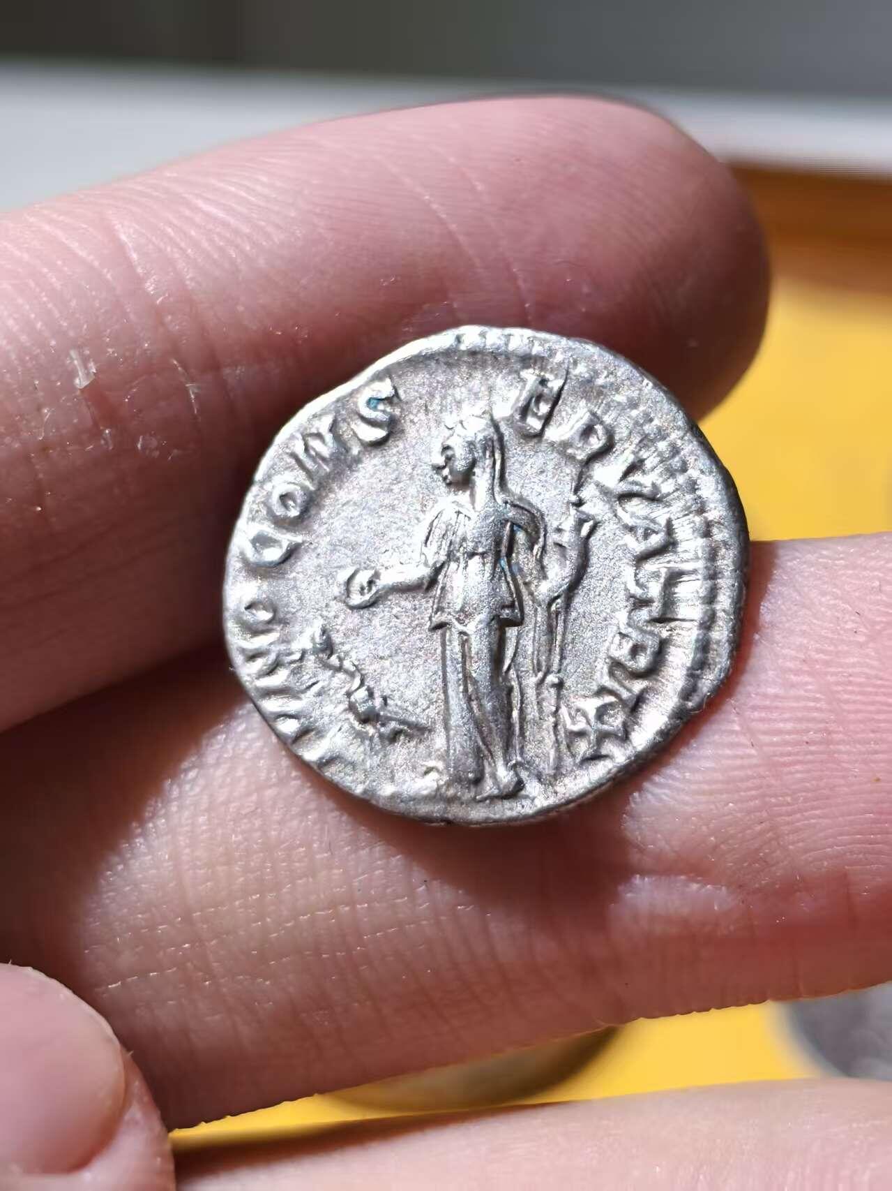 星盘世界钱币拍卖 罗马帝国 公元222–235年 朱莉娅·玛玛亚 第纳尔银币，由罗马铸币厂于公元222年塞维鲁·亚历山大即位初期打制。银质细腻，包浆自然，流银纹尚在，整体保存状态良好