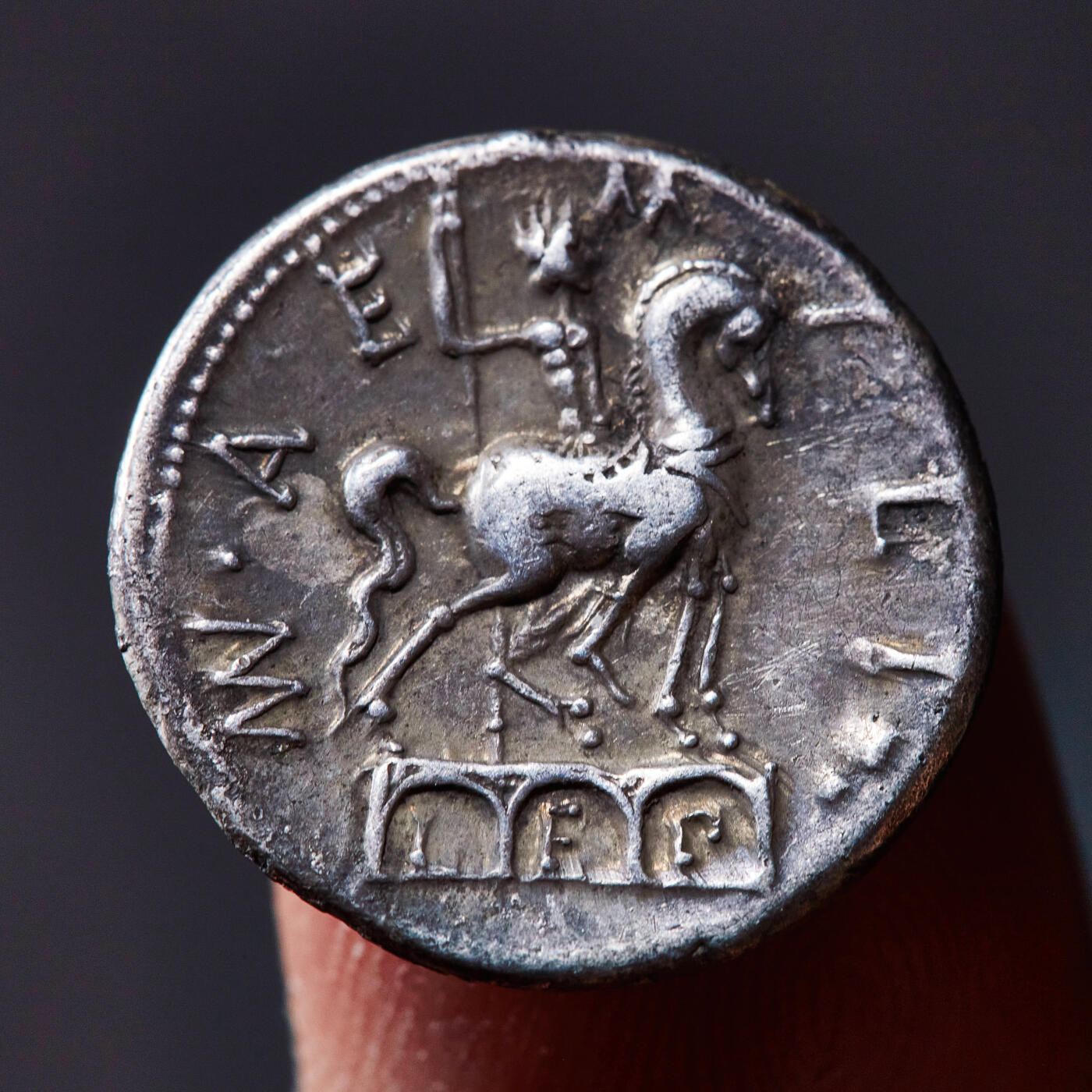 【俄甄集藏】2026年(049)03-18星期三 晚 19:30 全场包邮 古罗马共和国公元前110年1第纳尔罗马女神银币，罗马造币厂打制，正面罗马女神头像，背面骑士像立于罗马高架输水道上，酱彩老包浆，味道难得，直径：18mm，重量：3.5克