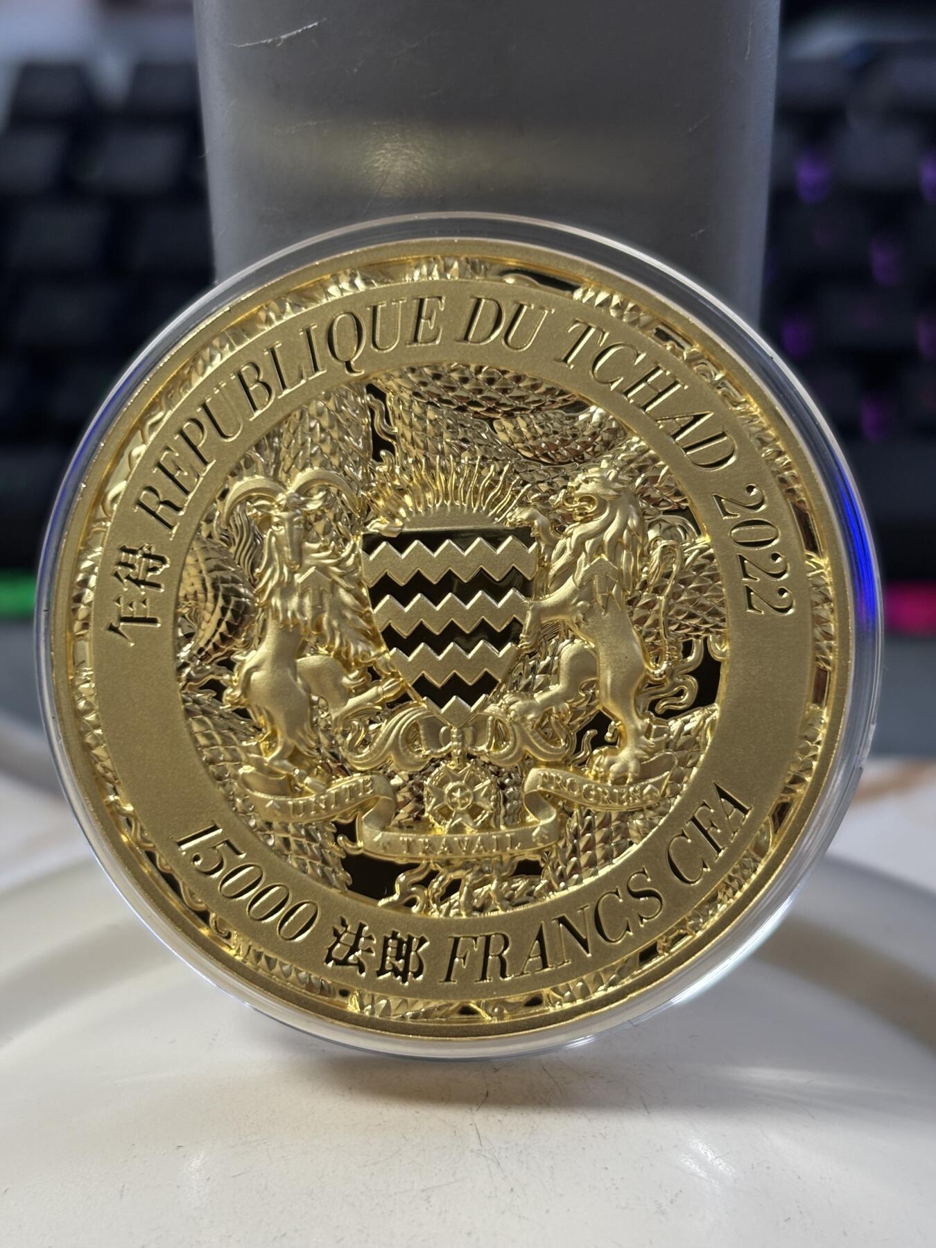 第194期拍卖 乍得2022年三龙戏珠3盎司精制镀金高浮雕纪念银币，999银镀金，3盎司，发行500枚